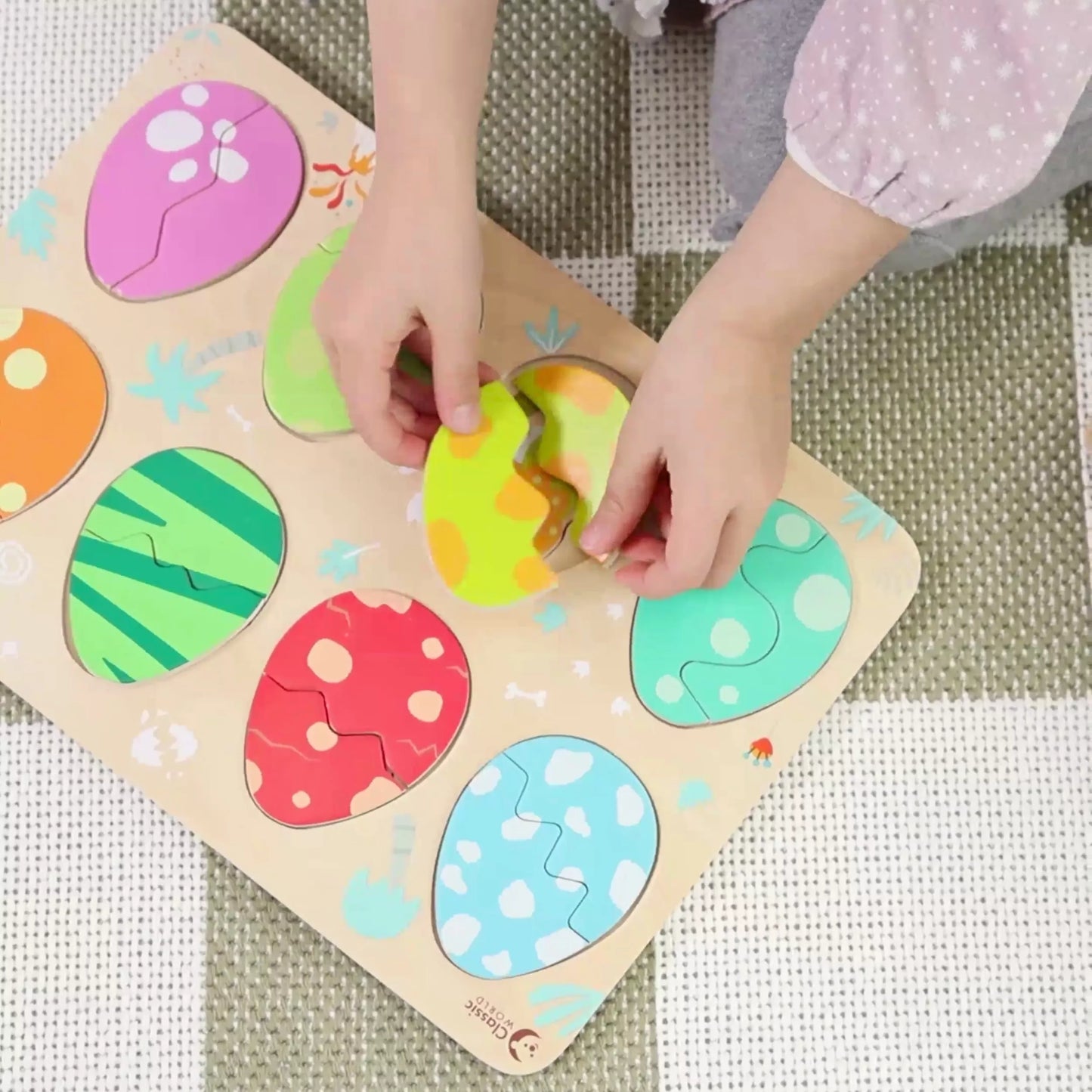 CLASSIC WORLD medinė dinozauro kiaušinio dėlionė