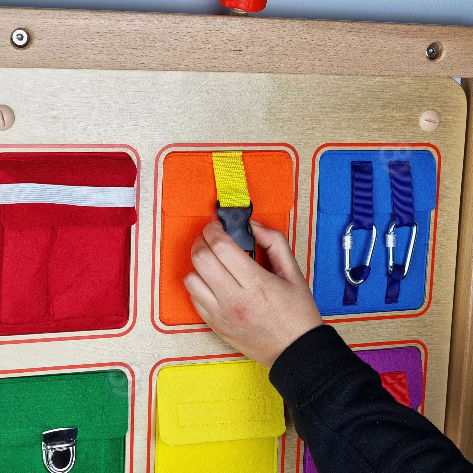 Medinė manipuliacinė lenta spalvingos kišenės sagtys ir lipdukai