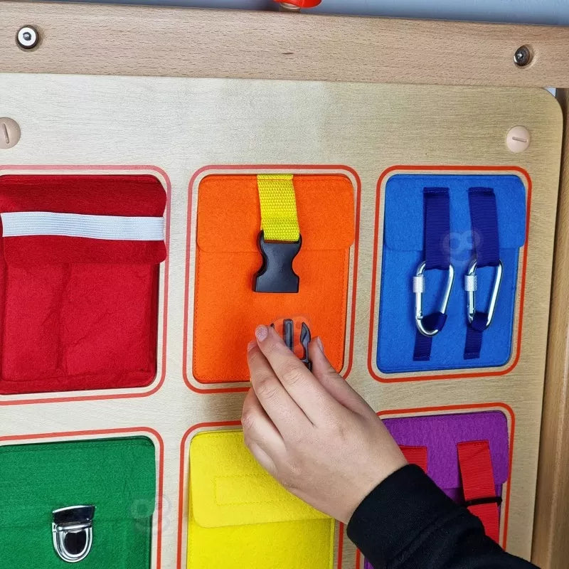 Medinė manipuliacinė lenta spalvingos kišenės sagtys ir lipdukai