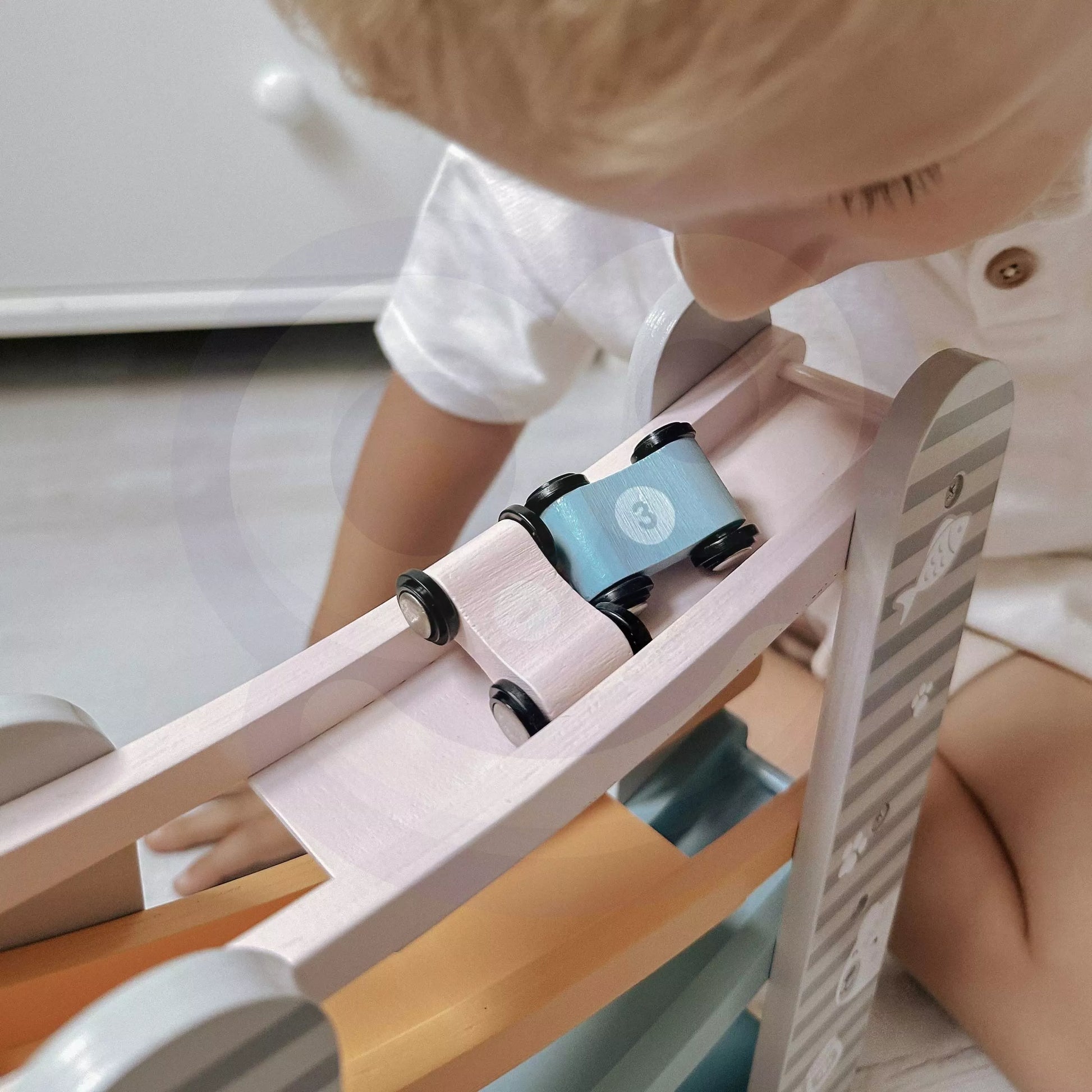 Mediniai nuvažiavimo takeliai automobilių trasai