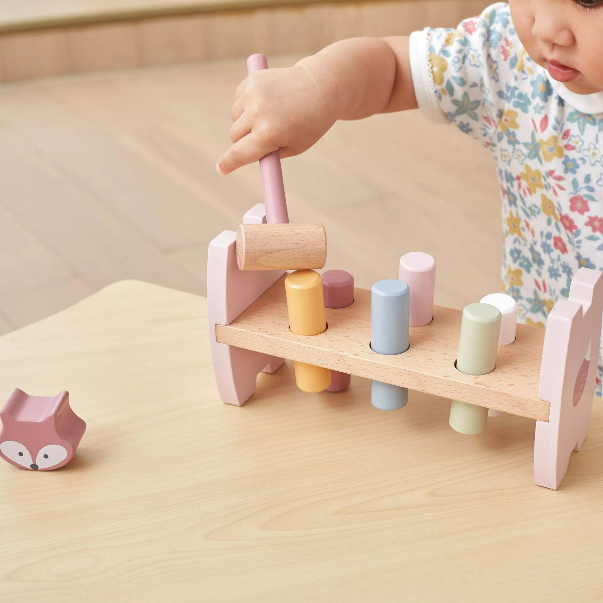 VIGA PolarB medinė piramidė + kalimo su plaktuku rinkinys „Montessori Lapė“