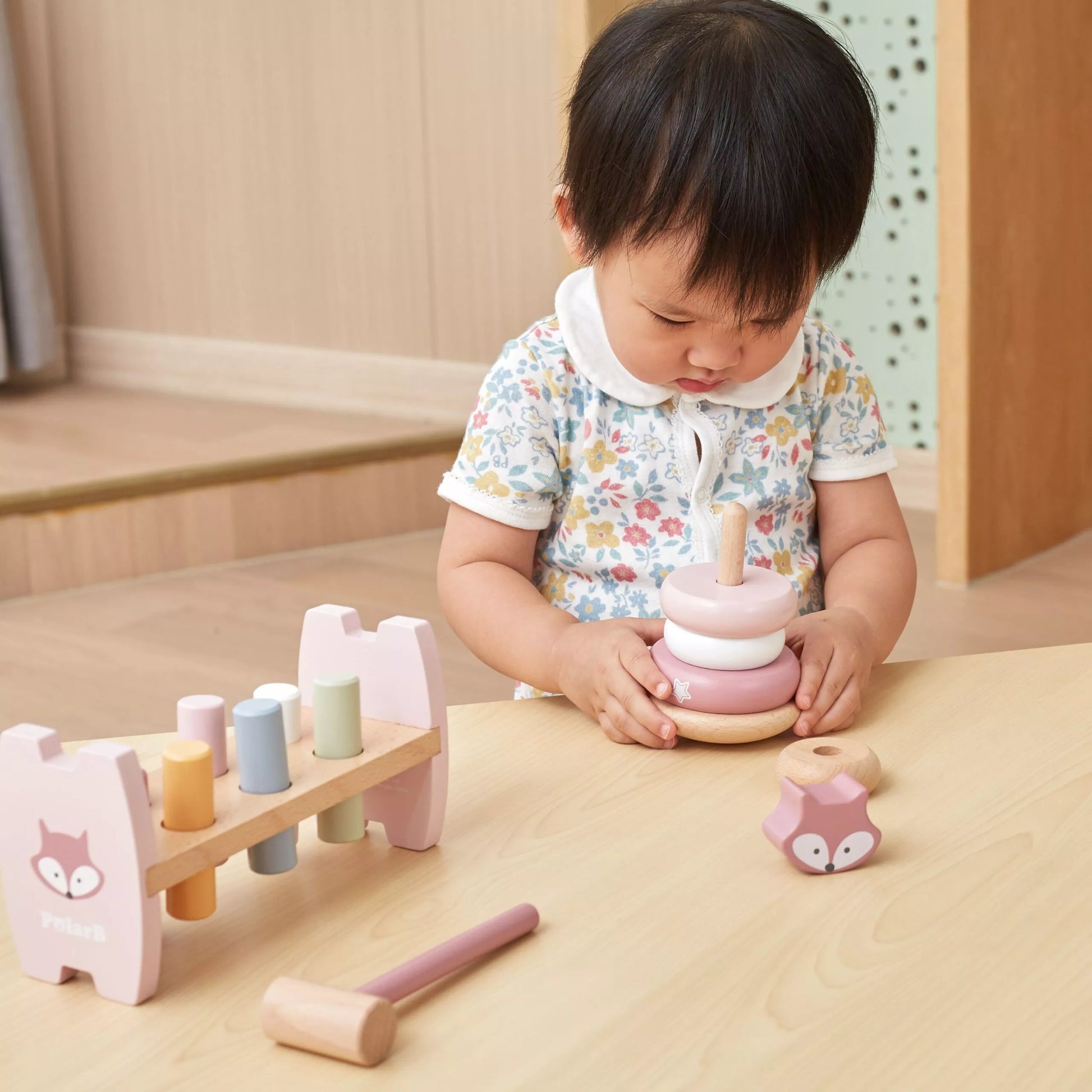 VIGA PolarB medinė piramidė + kalimo su plaktuku rinkinys „Montessori Lapė“