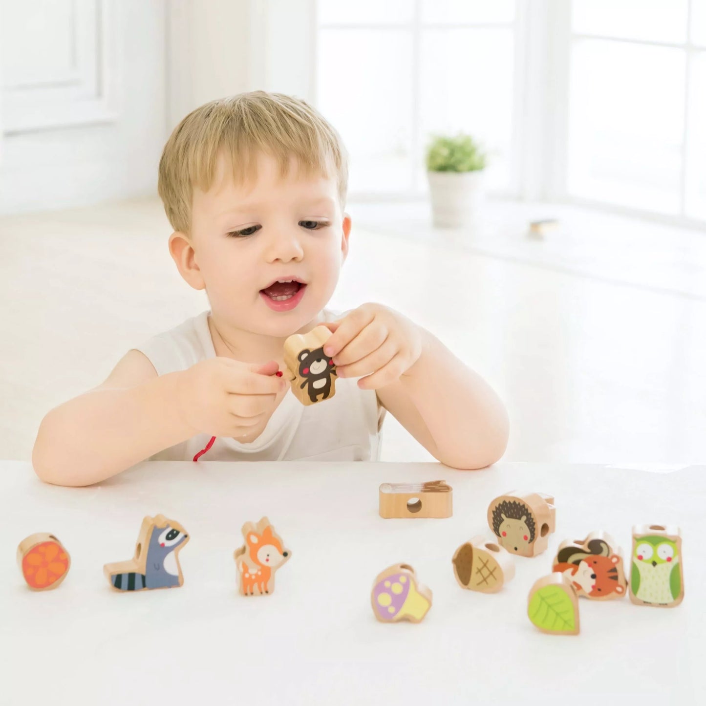 CLASSIC WORLD Mediniai siūlų vėrimo kaladėlės Miško gyvūnai 13 vnt.