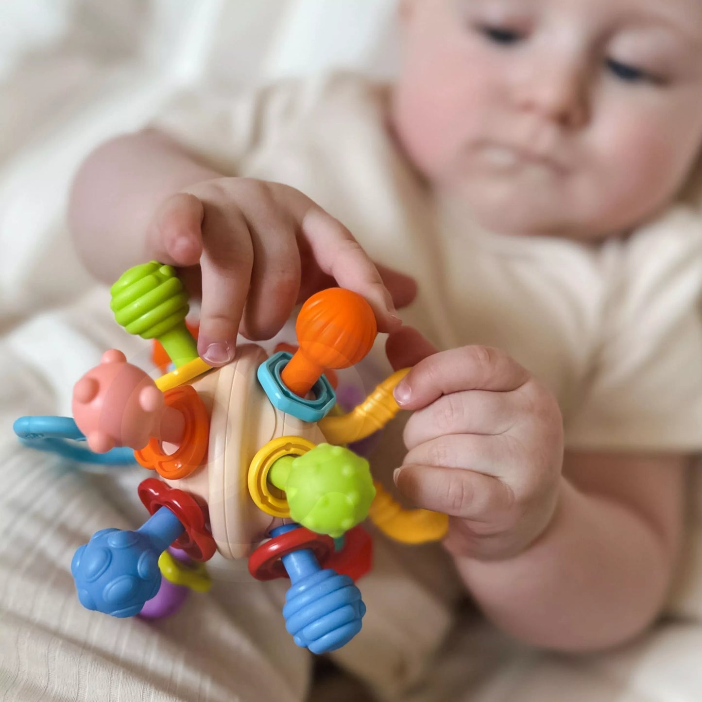 WOOPIE BABY minkštas barškutis 2in1 kramtukas-sensorinis žaislas kūdikiams nuo 0 mėn.