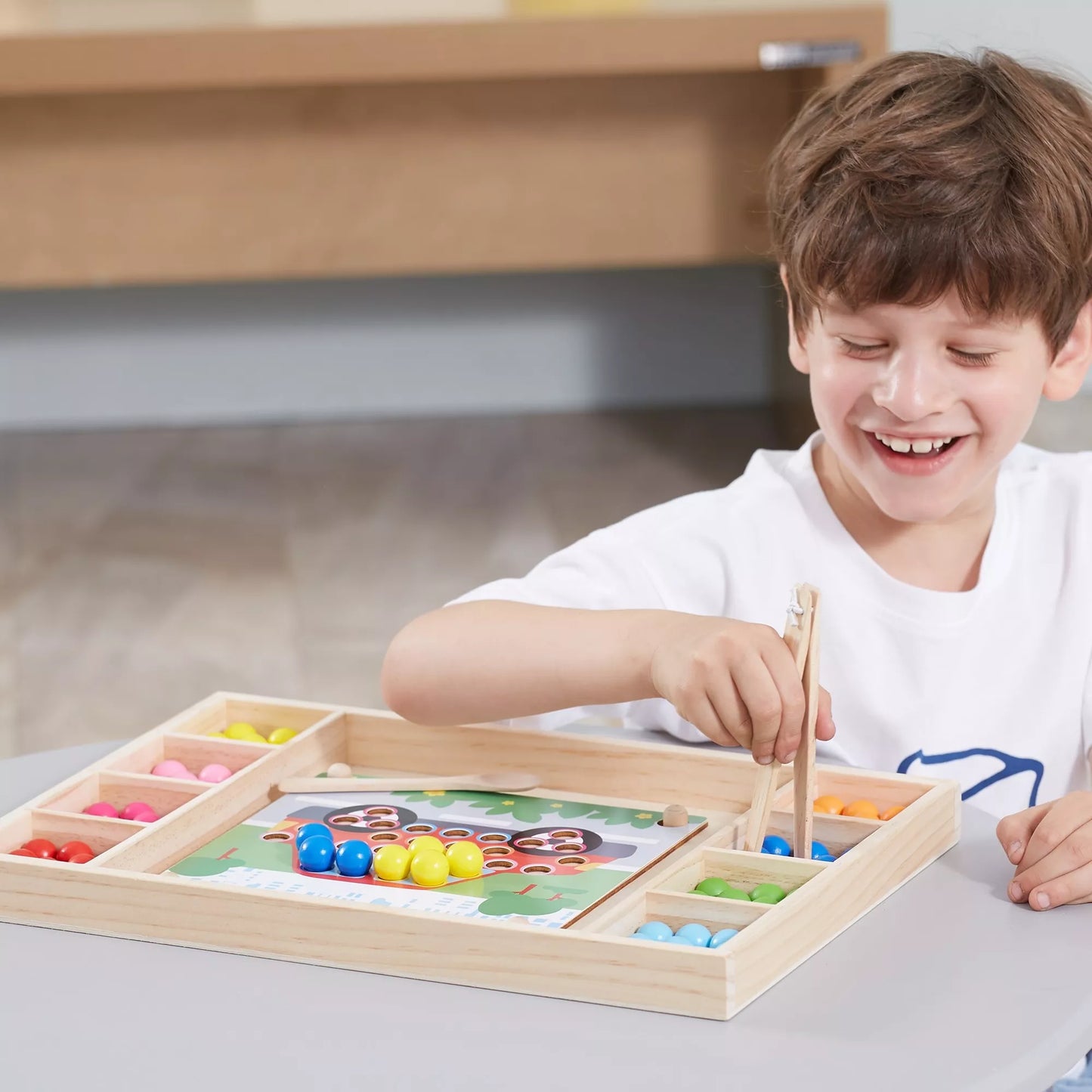 Medinių kamuoliukų žaidimas pagauk ir sužaisk Montessori galvosūkį