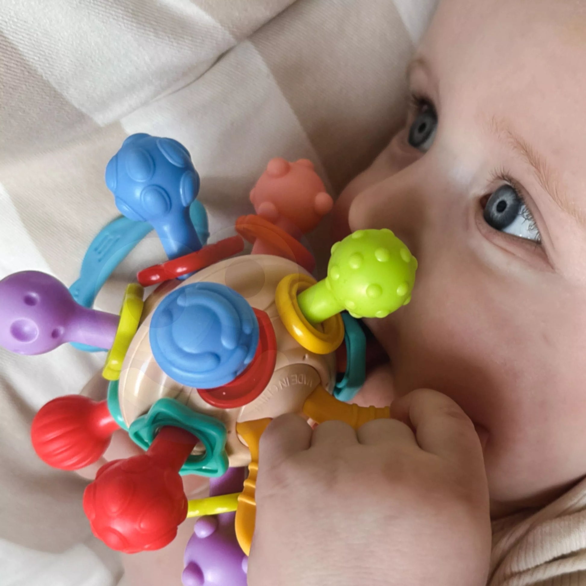 WOOPIE BABY minkštas barškutis 2in1 kramtukas-sensorinis žaislas kūdikiams nuo 0 mėn.