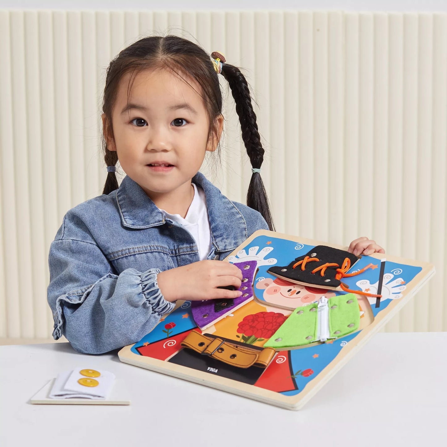 Medinės manipuliacinės lentos sagtys magija