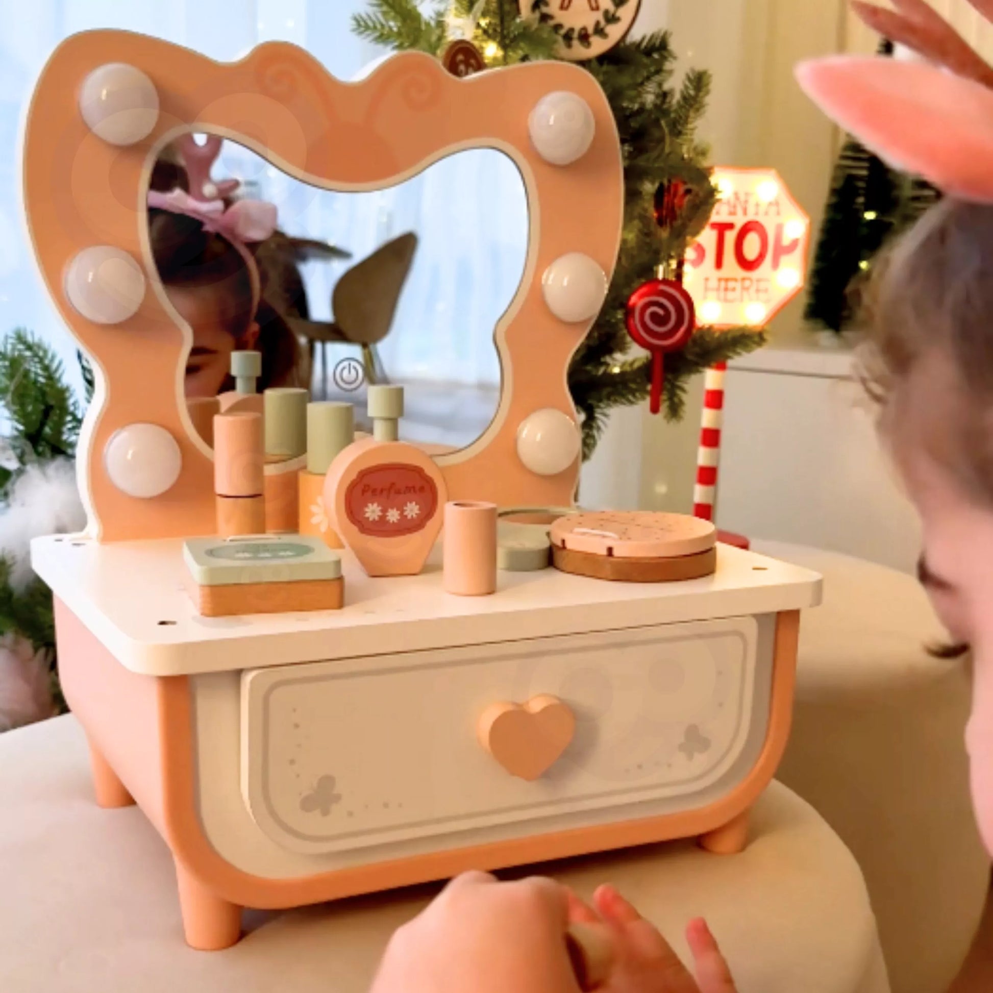 TOOKY TOY medinis „Drugelio“ grožio staliukas su veidrodžiu, LED apšvietimu ir kosmetikos priedais