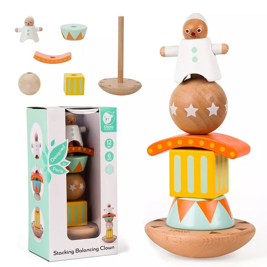 Balansuojantis klaunas ant medinių kaladėlių piramidės