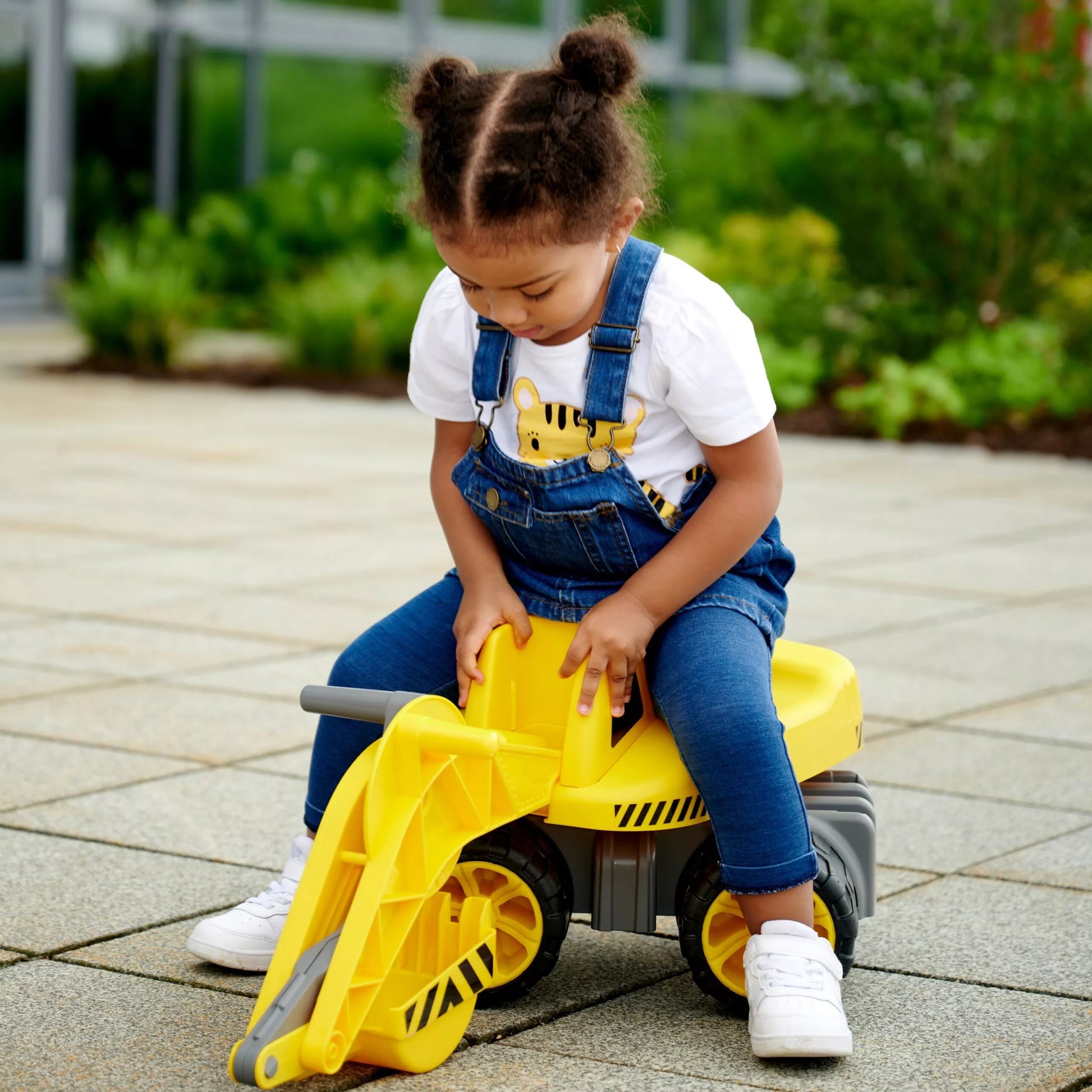 BIG Maxi ekskavatorius su važiuojamuoju elektriniu darbuotoju