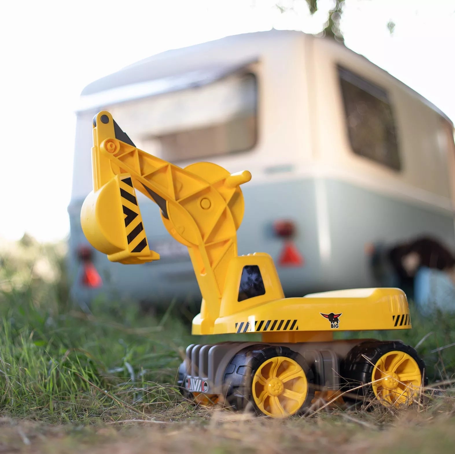 BIG Maxi ekskavatorius su važiuojamuoju elektriniu darbuotoju