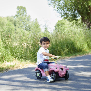 Rožinis paspiriamas automobilis