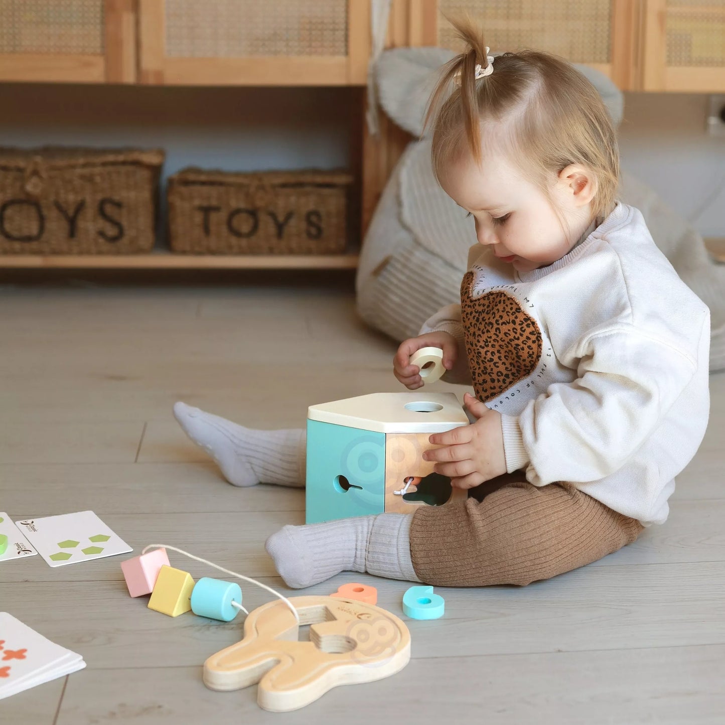 CLASSIC WORLD Pastelinė kūdikių rinkinio dėžutė Pirmieji mokymosi žaislai nuo 12 iki 18 mėnesių