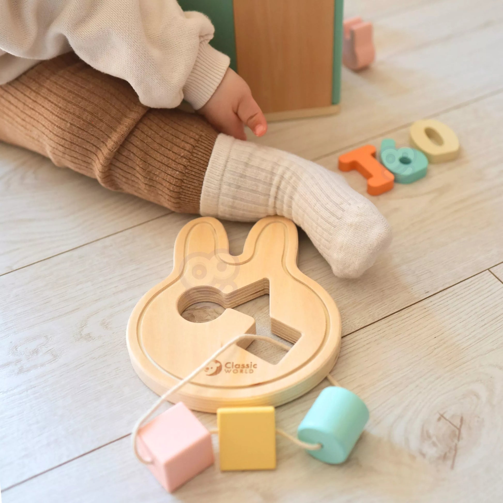 CLASSIC WORLD Pastelinė kūdikių rinkinio dėžutė Pirmieji mokymosi žaislai nuo 12 iki 18 mėnesių