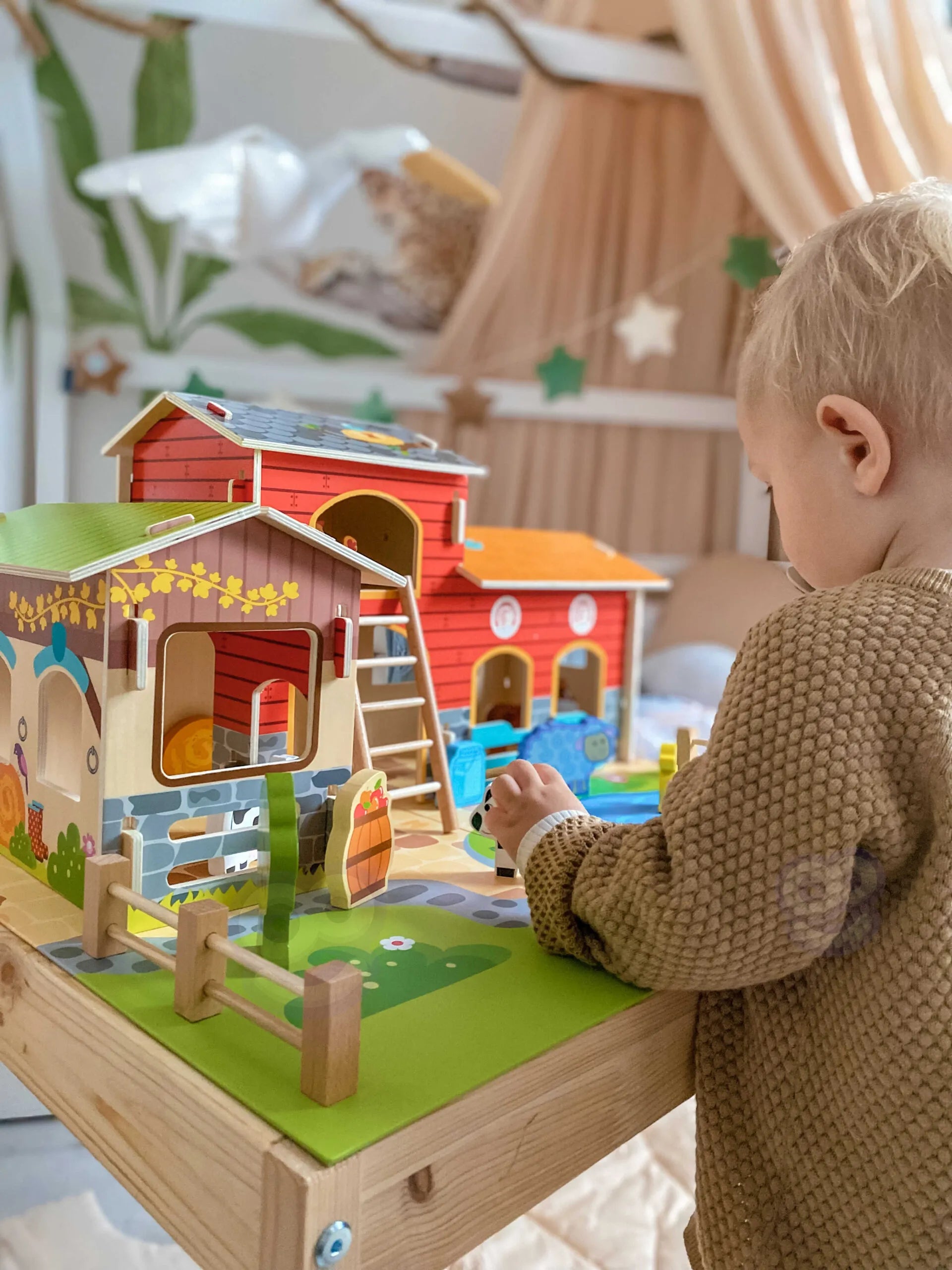 WOOPIE GREEN „Mega ūkis“ gyvūnų figūrėlių rinkinys su tvartu – karvidė ir vištidė