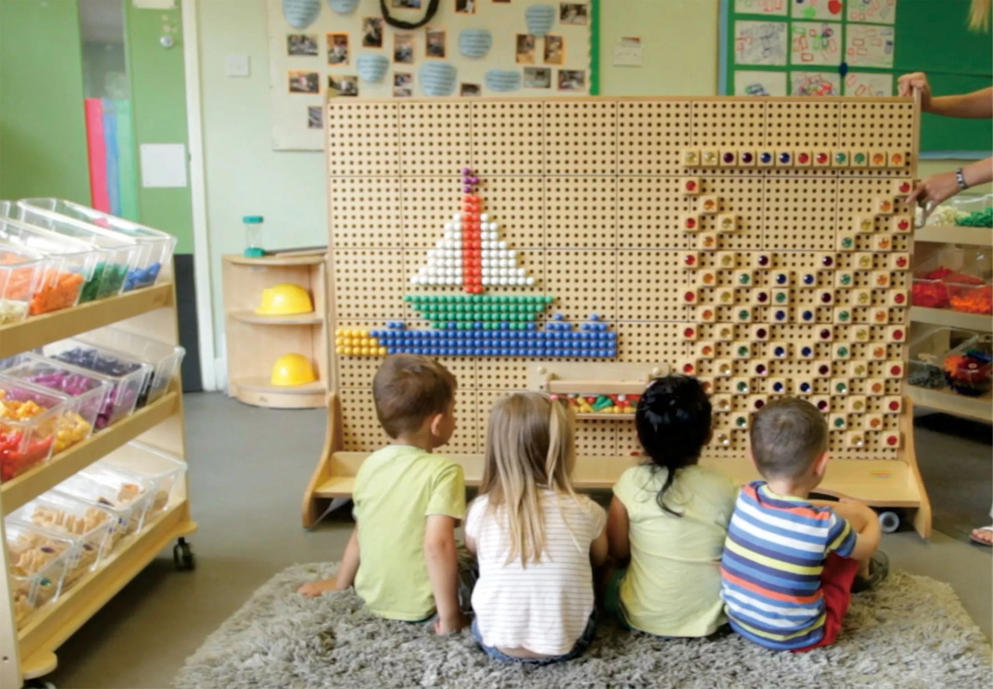 Masterkidz m dvipusė edukacinė veiklų siena su 400 priedų rinkiniu