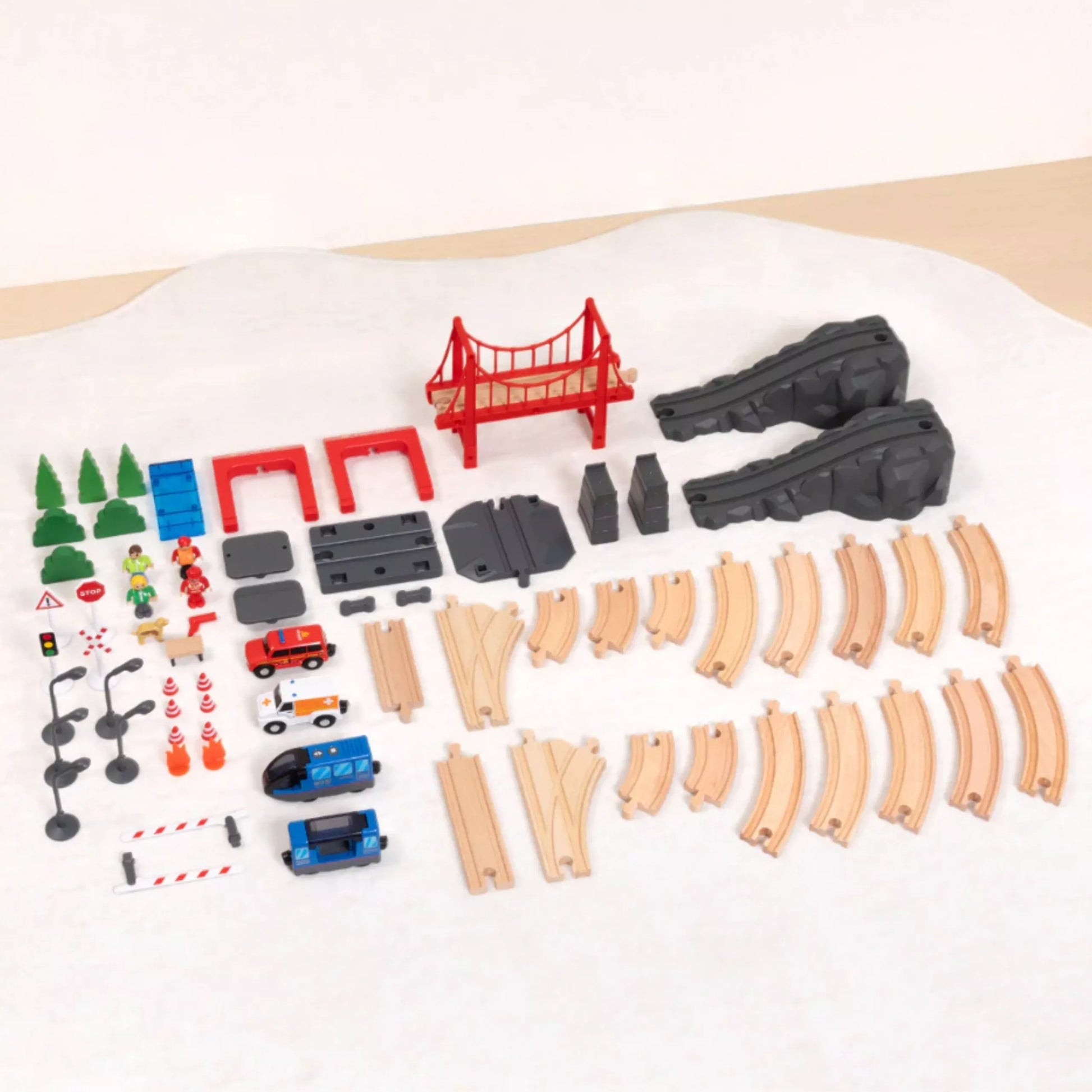 „Tooky“ medinis elektrinis traukinukas su ugniagesių komandos garso efektais