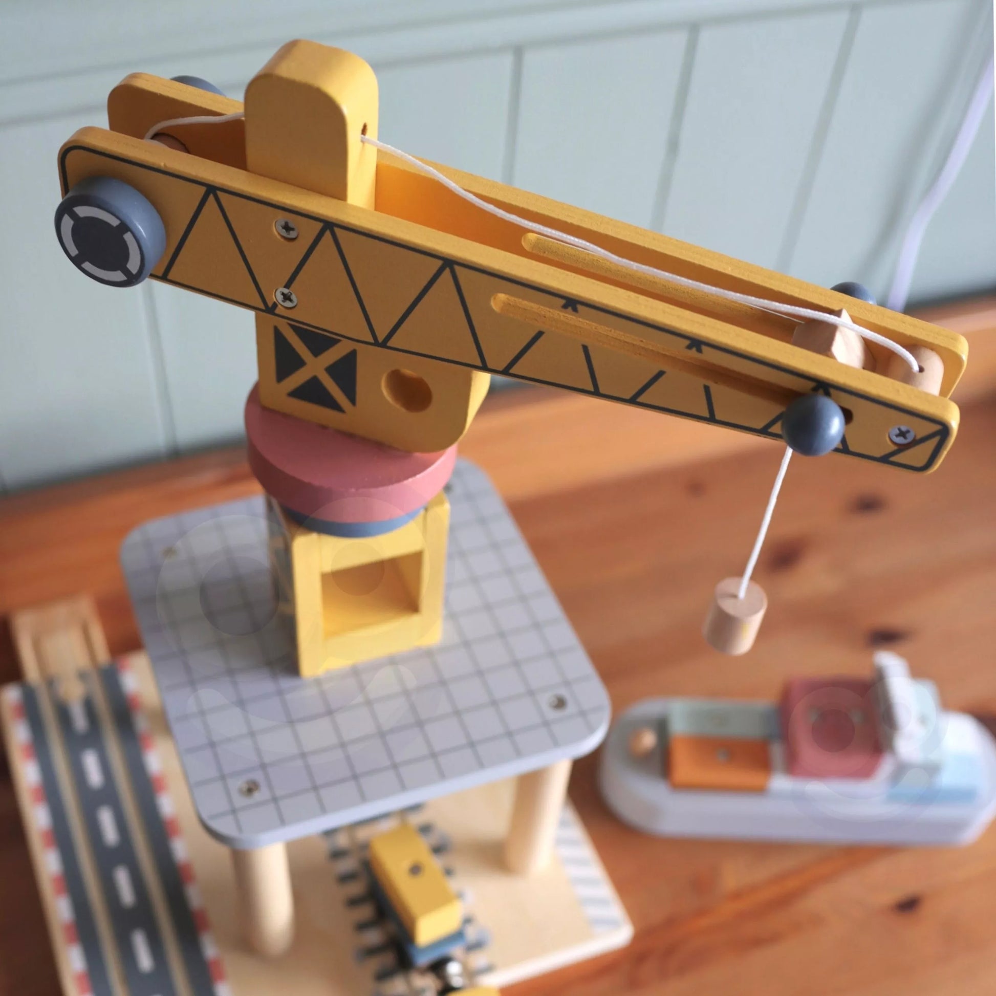 TOOKY TOY medinis 4 viename rinkinys: uosto kranas, XL laivas, sunkvežimis ir magnetinis traukinys