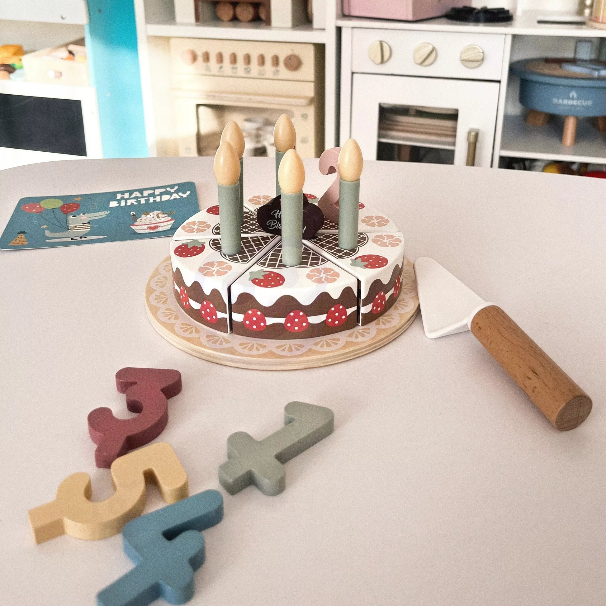 TOOKY TOY medinis gimtadienio tortas pjaustymui su lipdukais, žvakėmis ir gimtadienio atviruku