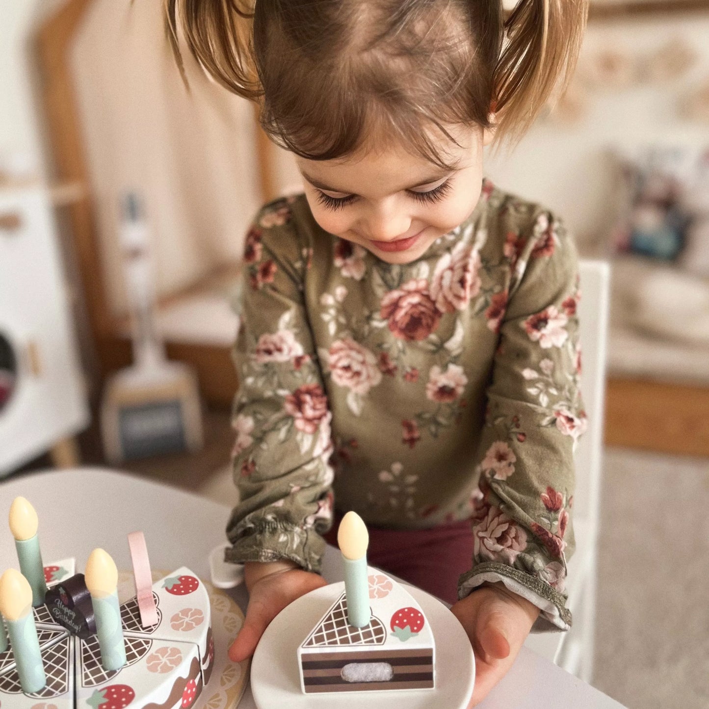 TOOKY TOY medinis gimtadienio tortas pjaustymui su lipdukais, žvakėmis ir gimtadienio atviruku