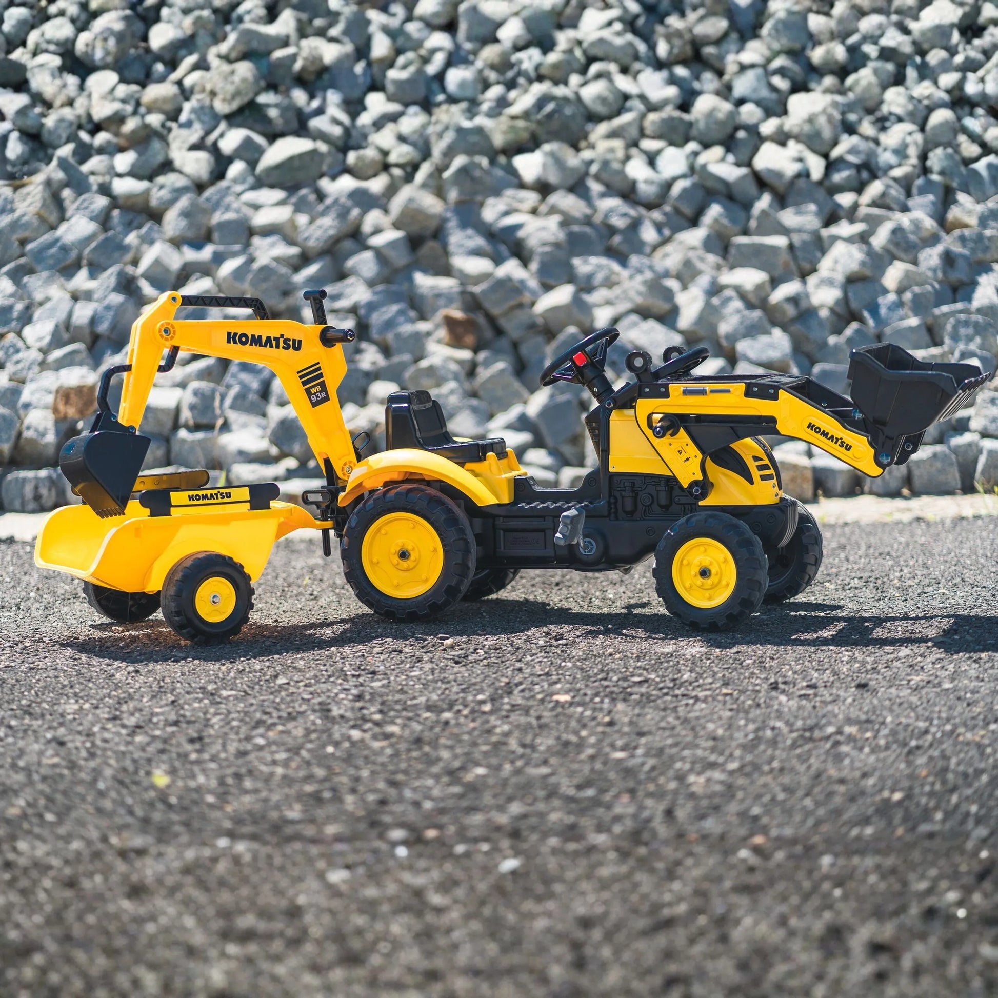 FALK „Komatsu“ pedalinis traktorius su ekskavatoriaus kaušu ir priekaba