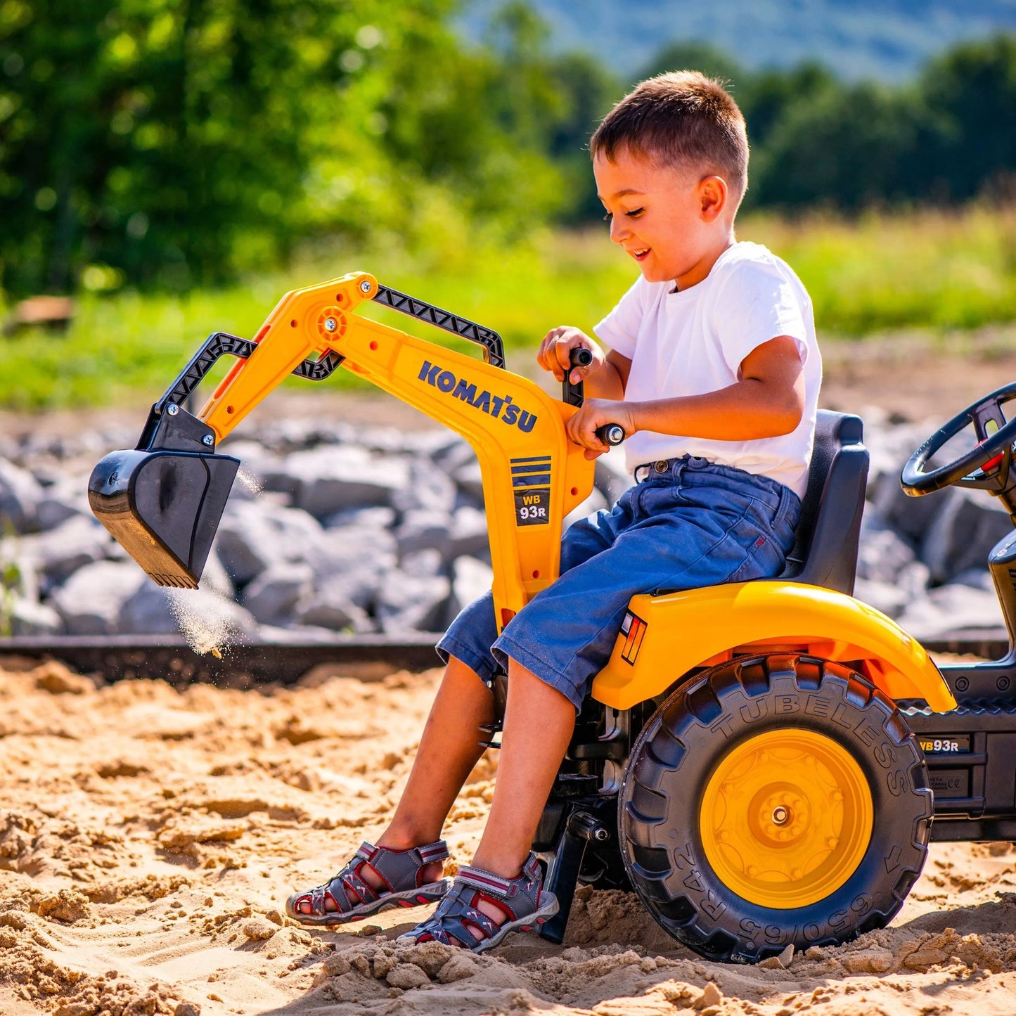 FALK „Komatsu“ pedalinis traktorius su ekskavatoriaus kaušu ir priekaba