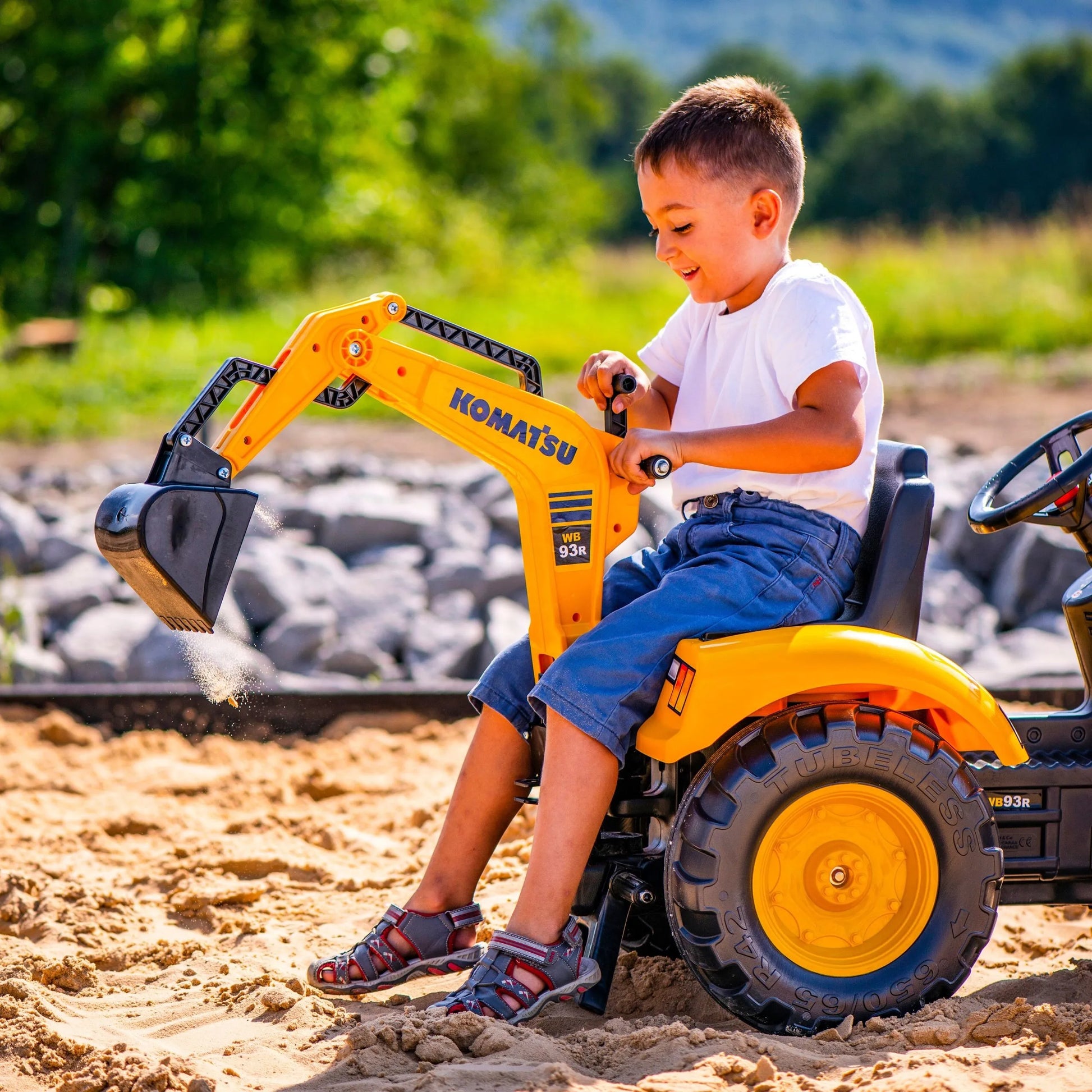 FALK „Komatsu“ pedalinis traktorius su ekskavatoriaus kaušu ir priekaba