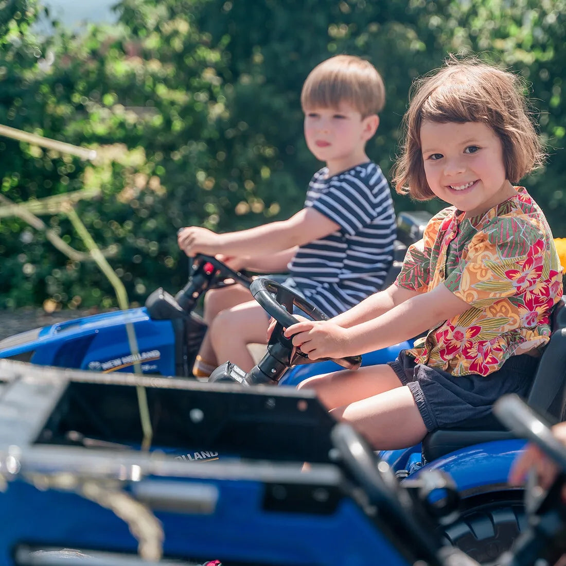 FALK New Holland T8 Eco Design pedalinis traktorius su kaušu ir priekaba