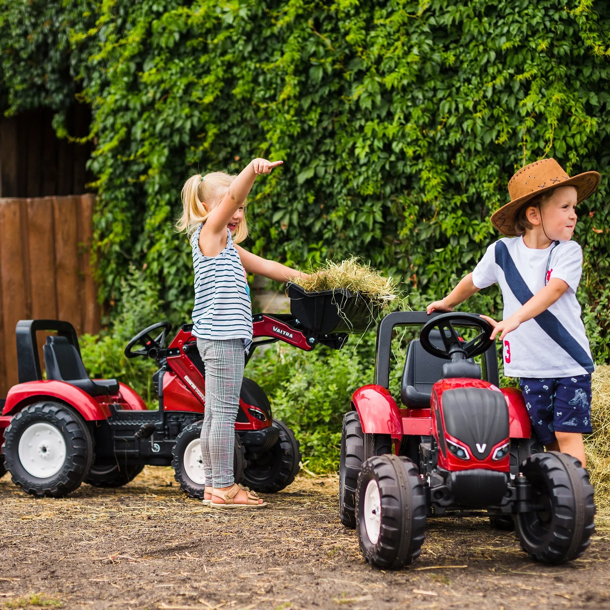 FALK „Valtra S4“ pedalinis traktorius su kaušu ir priekaba