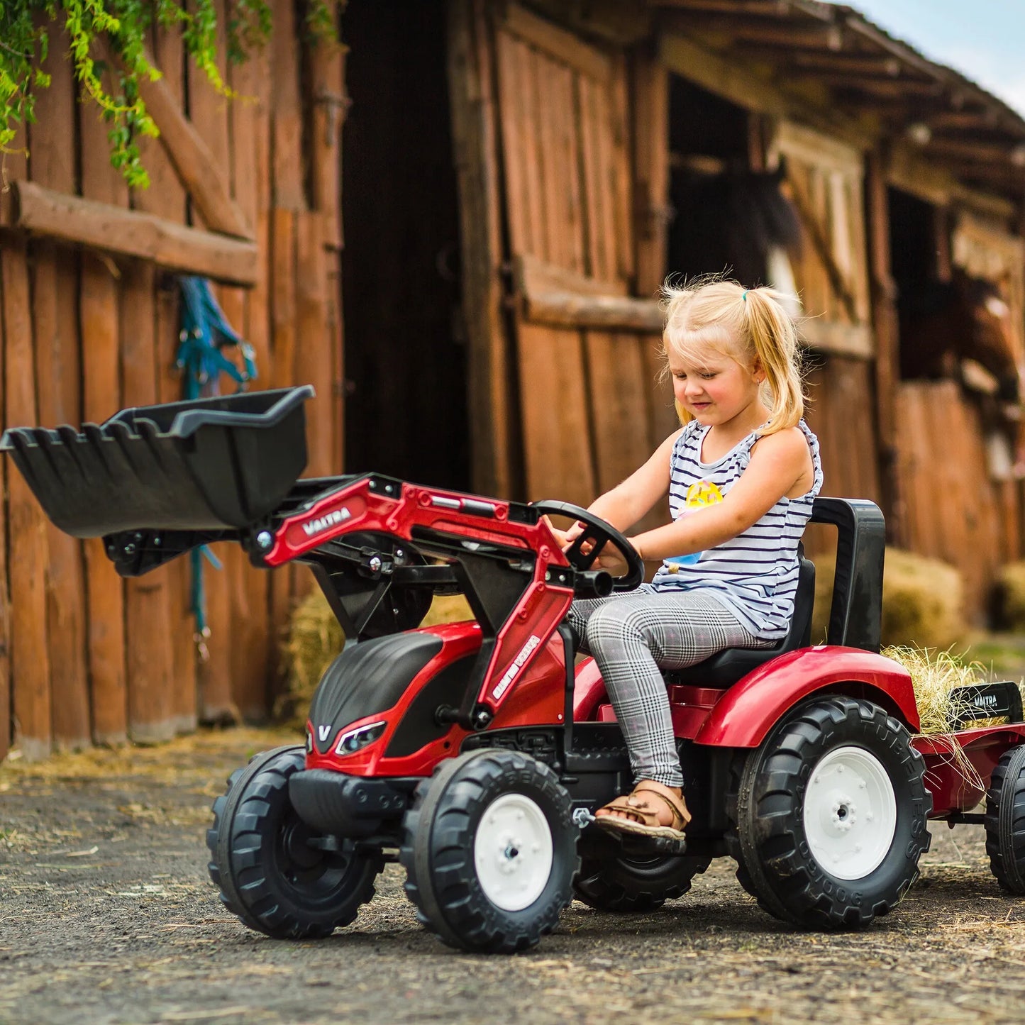 FALK „Valtra S4“ pedalinis traktorius su kaušu ir priekaba