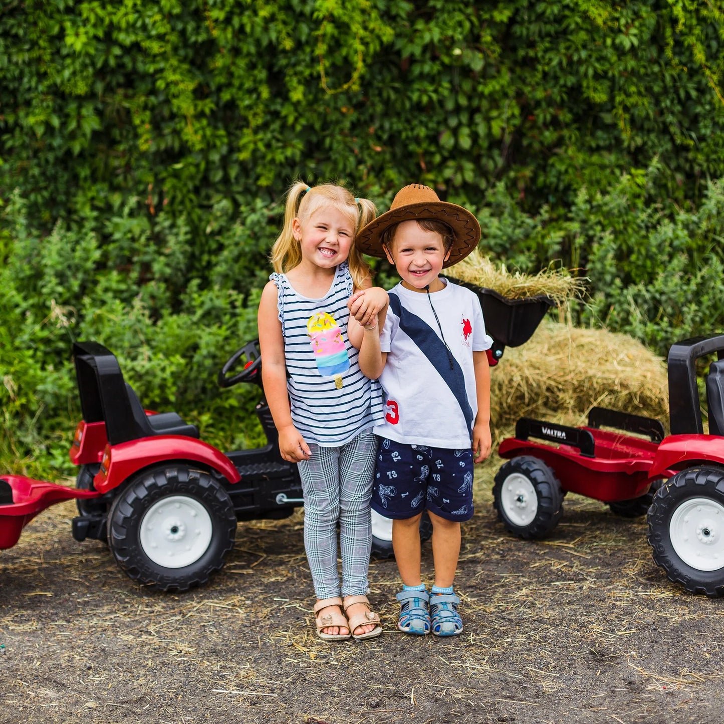 FALK „Valtra S4“ pedalinis traktorius su kaušu ir priekaba