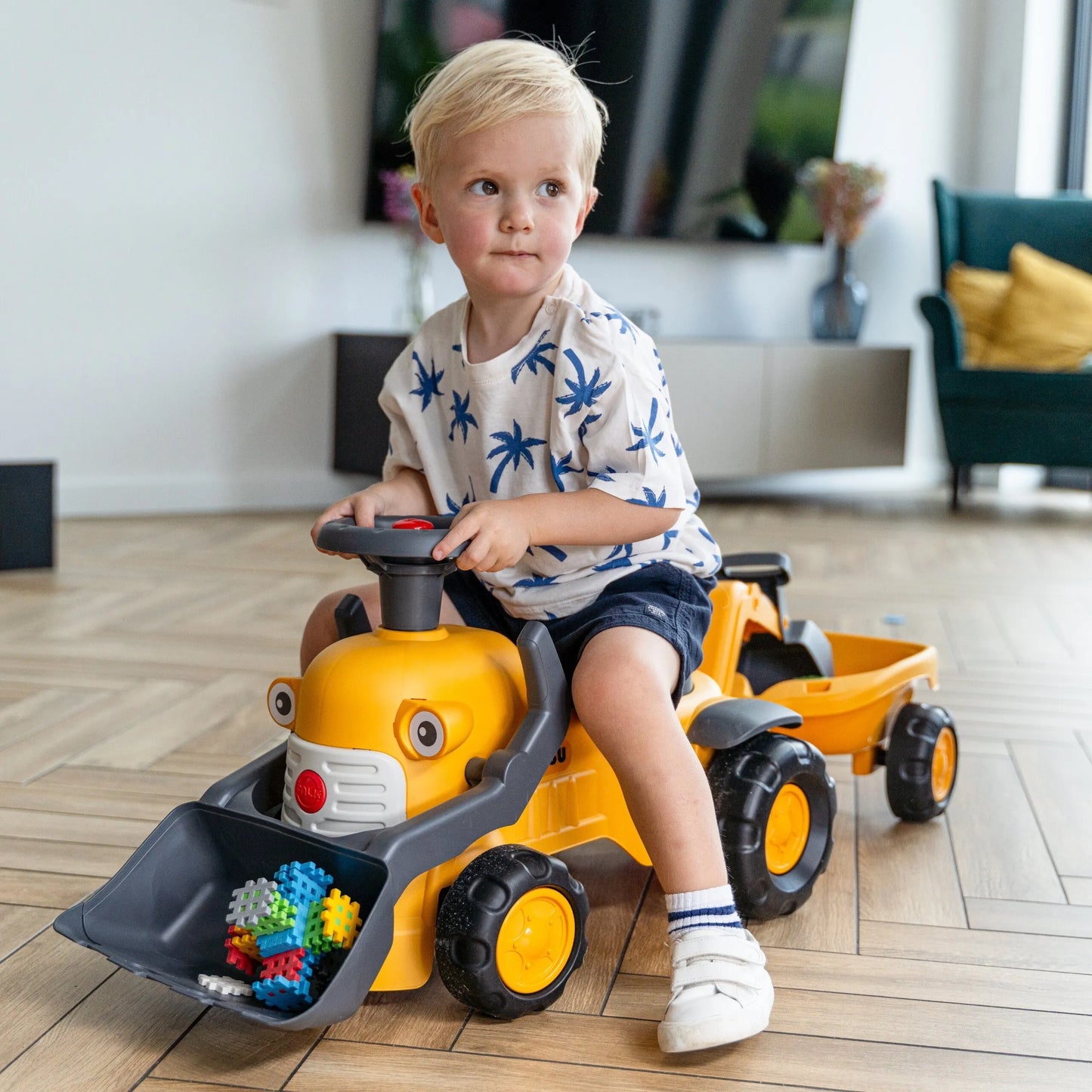 FALK važiuojamas „Komatsu“ traktorius su ekskavatoriumi, kaušu ir priekaba