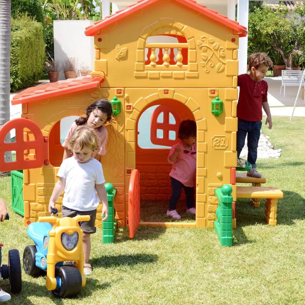 Sodo namelis su stalu ir kėdėmis – Super Vila