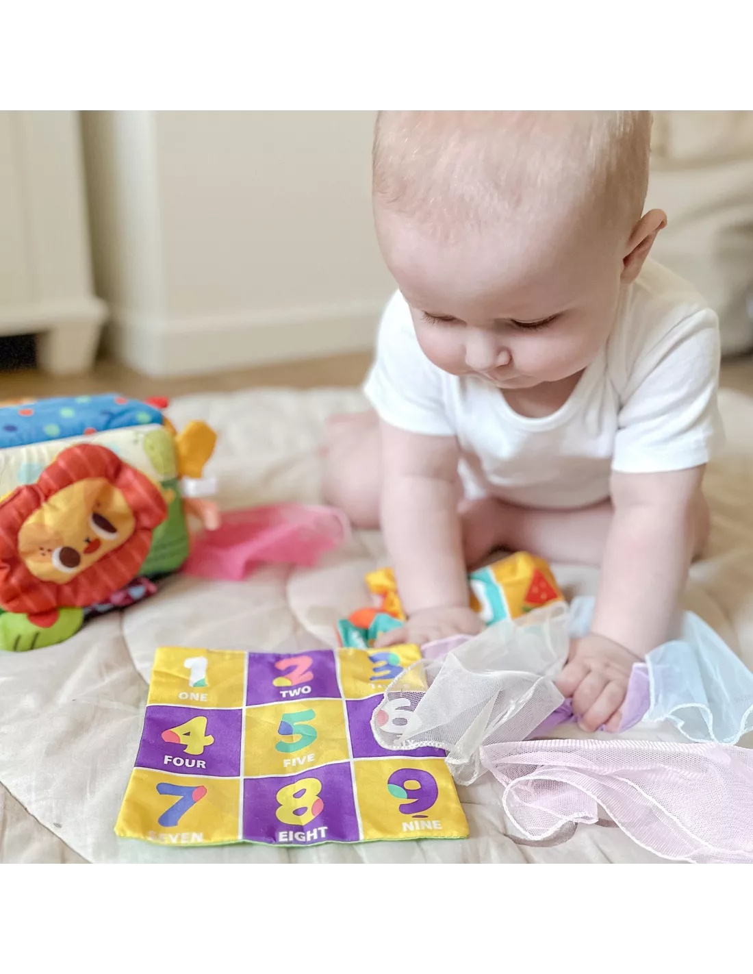 WOOPIE BABY edukacinis sensorinis žaislas „Lady Tag“ servetėlių dėžutė