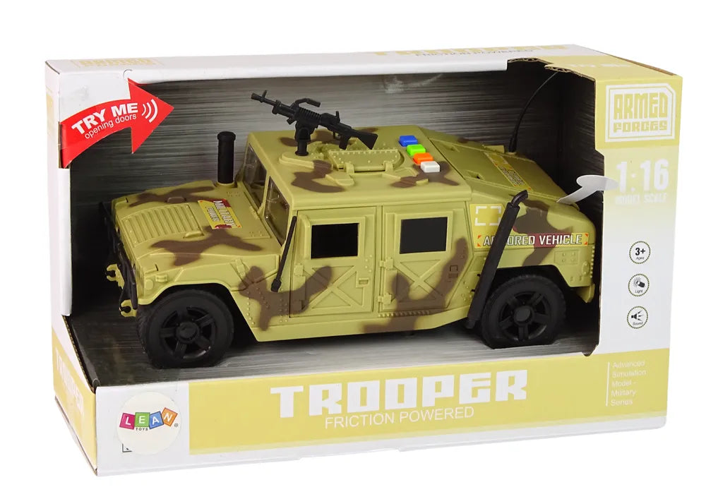 Karinis automobilis su trinties pavara, šviesiu kamufliažu, garsais ir šviesomis