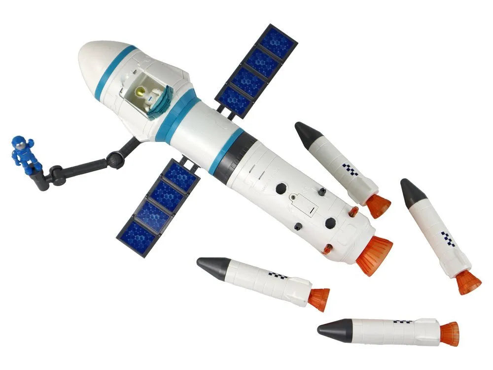 Kosminė raketa su paleidimo bokštu ir astronautais