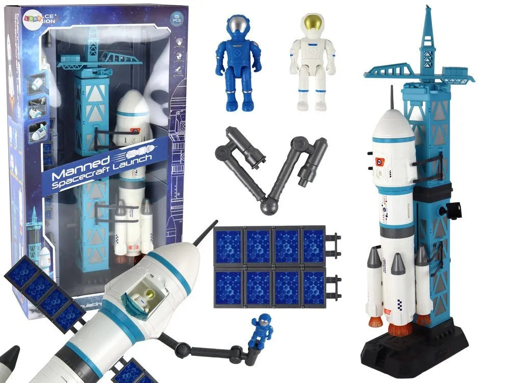 Kosminė raketa su paleidimo bokštu ir astronautais