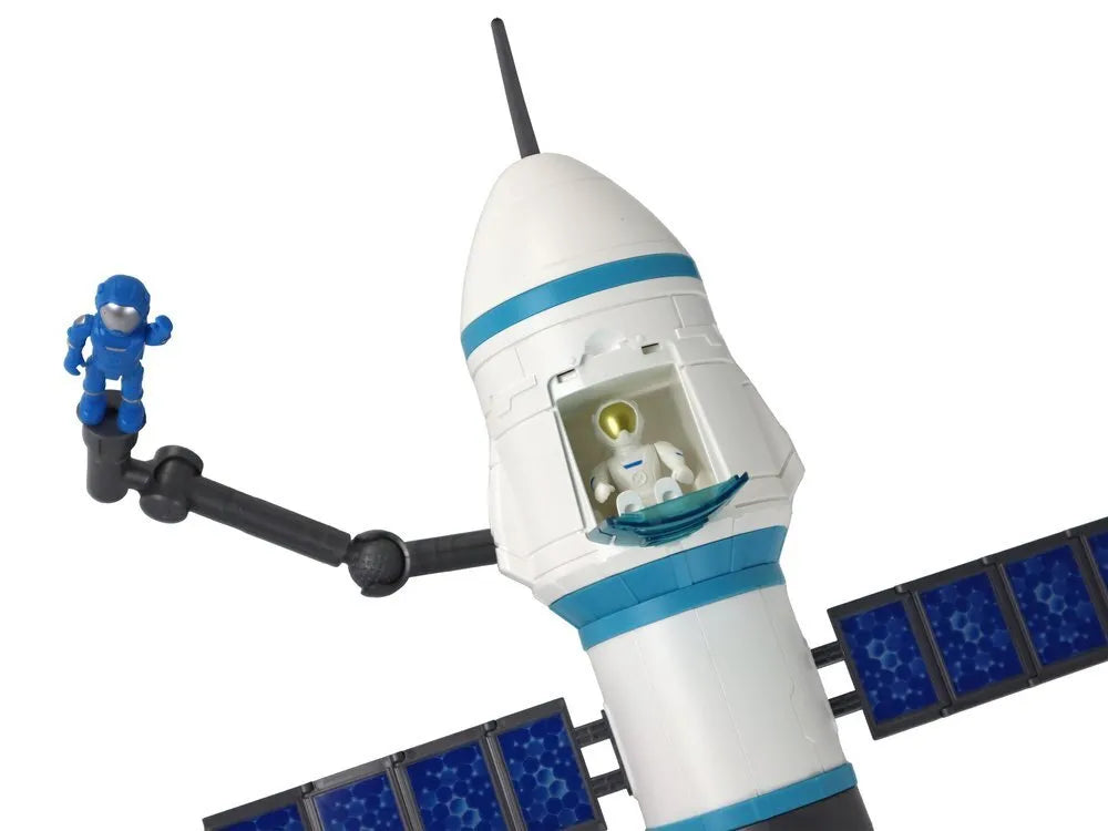 Kosminė raketa su paleidimo bokštu ir astronautais