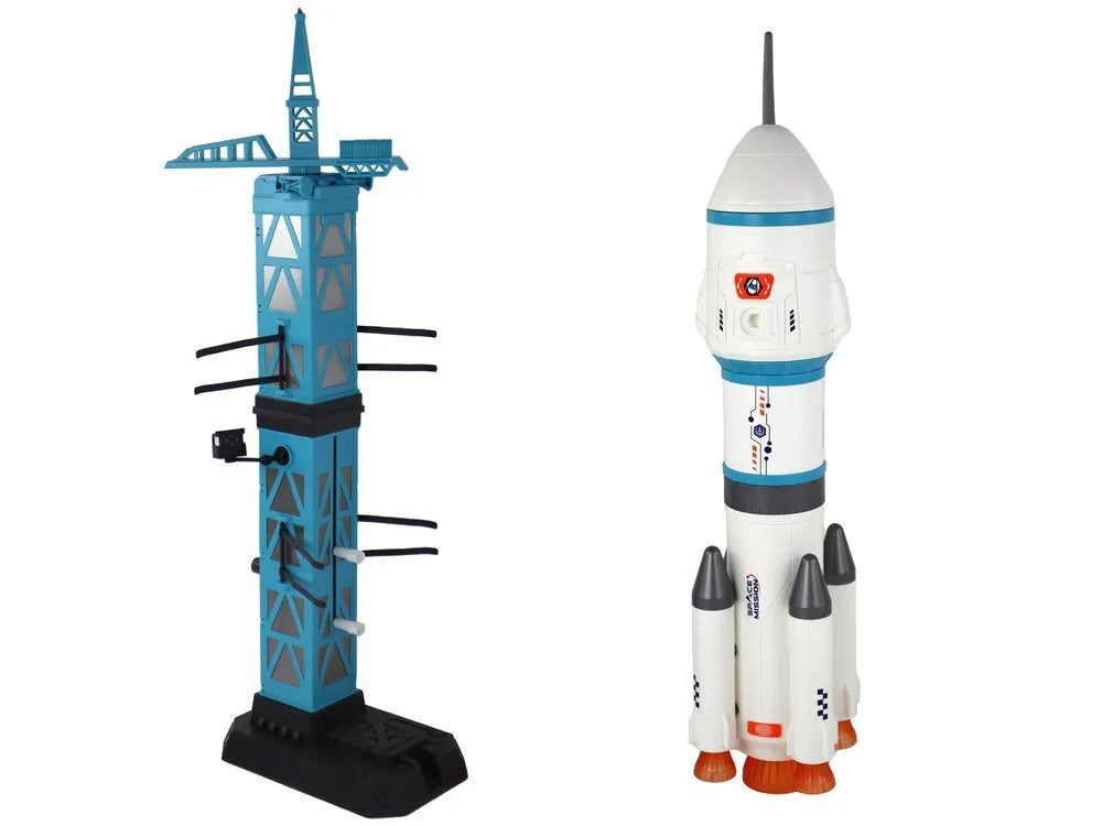 Kosminė raketa su paleidimo bokštu ir astronautais