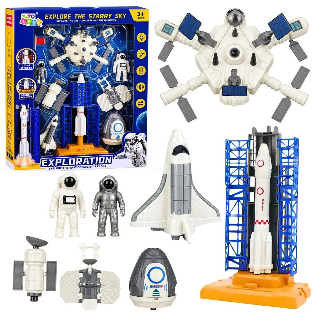 Kosmoso rinkinys su raketa, šatlu, stotimi ir astronautais