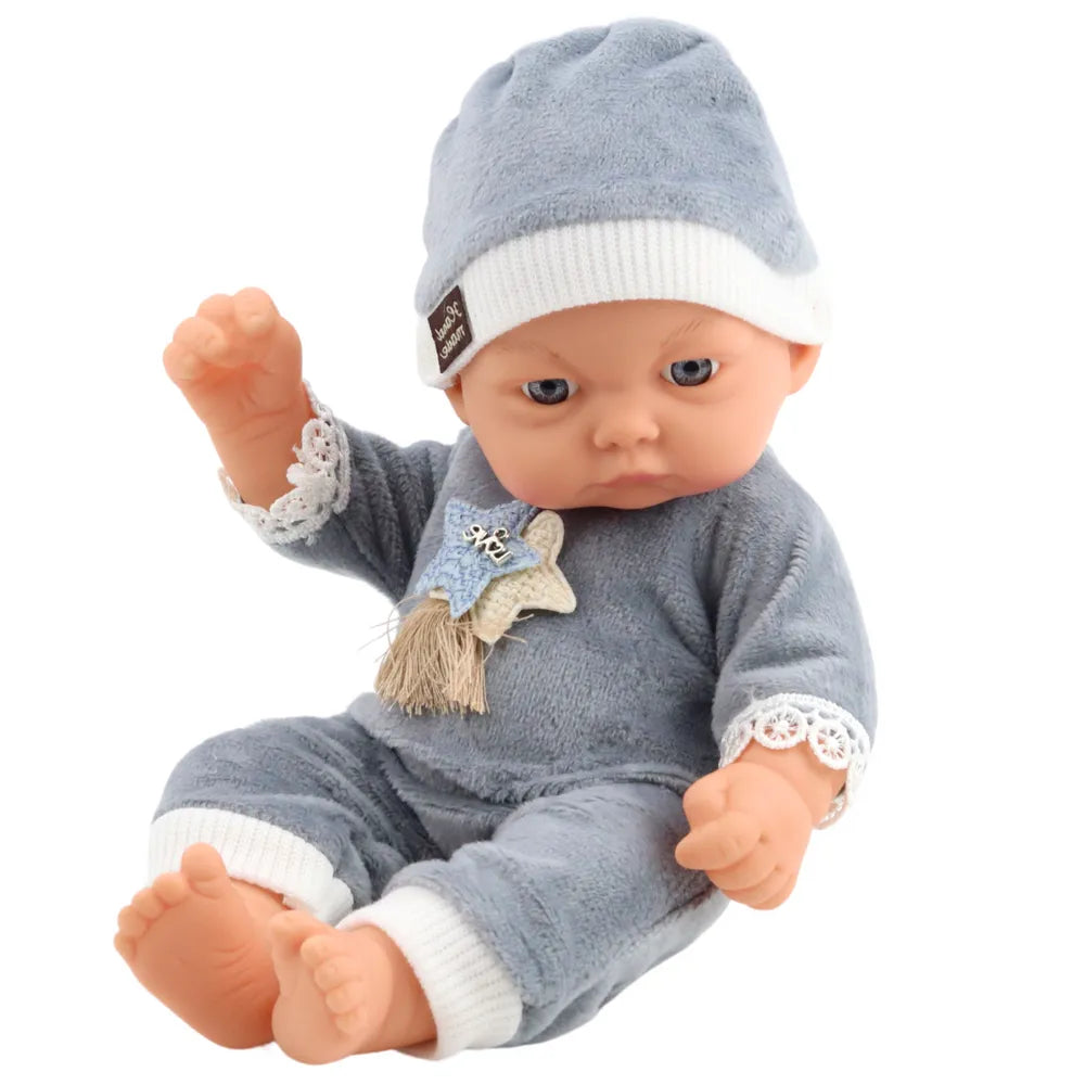 Lėlytė kūdikis pilka pižama 24 cm
