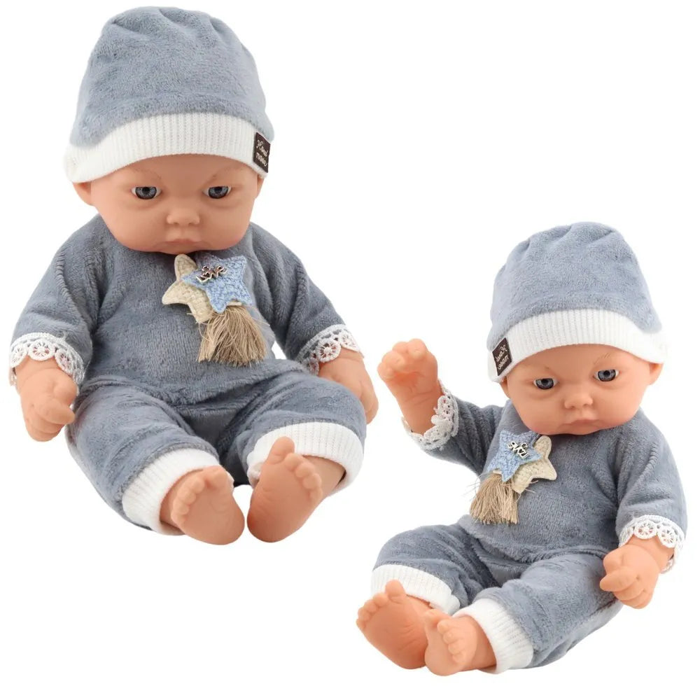 Lėlytė kūdikis pilka pižama 24 cm