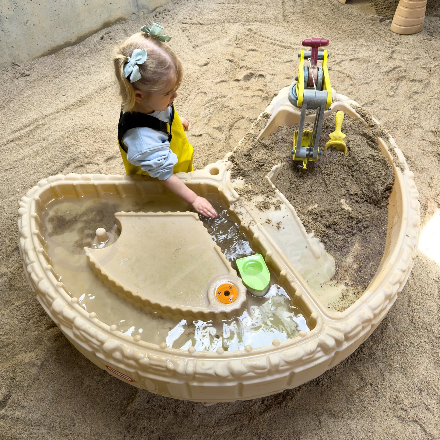Little Tikes statybų tematikos smėlio ir vandens stalas su koparka, vandens kanalu ir skėčiu