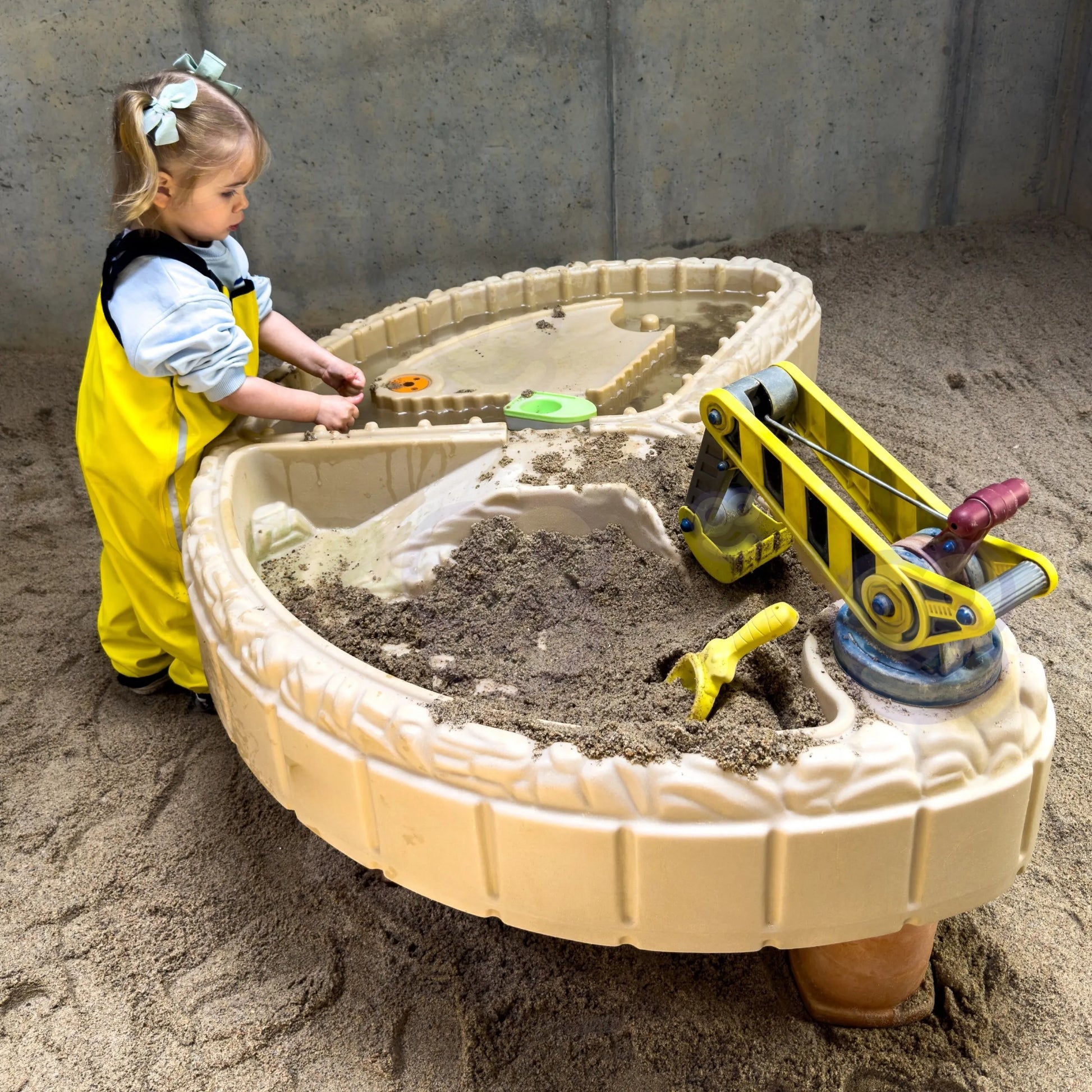 Little Tikes statybų tematikos smėlio ir vandens stalas su koparka, vandens kanalu ir skėčiu