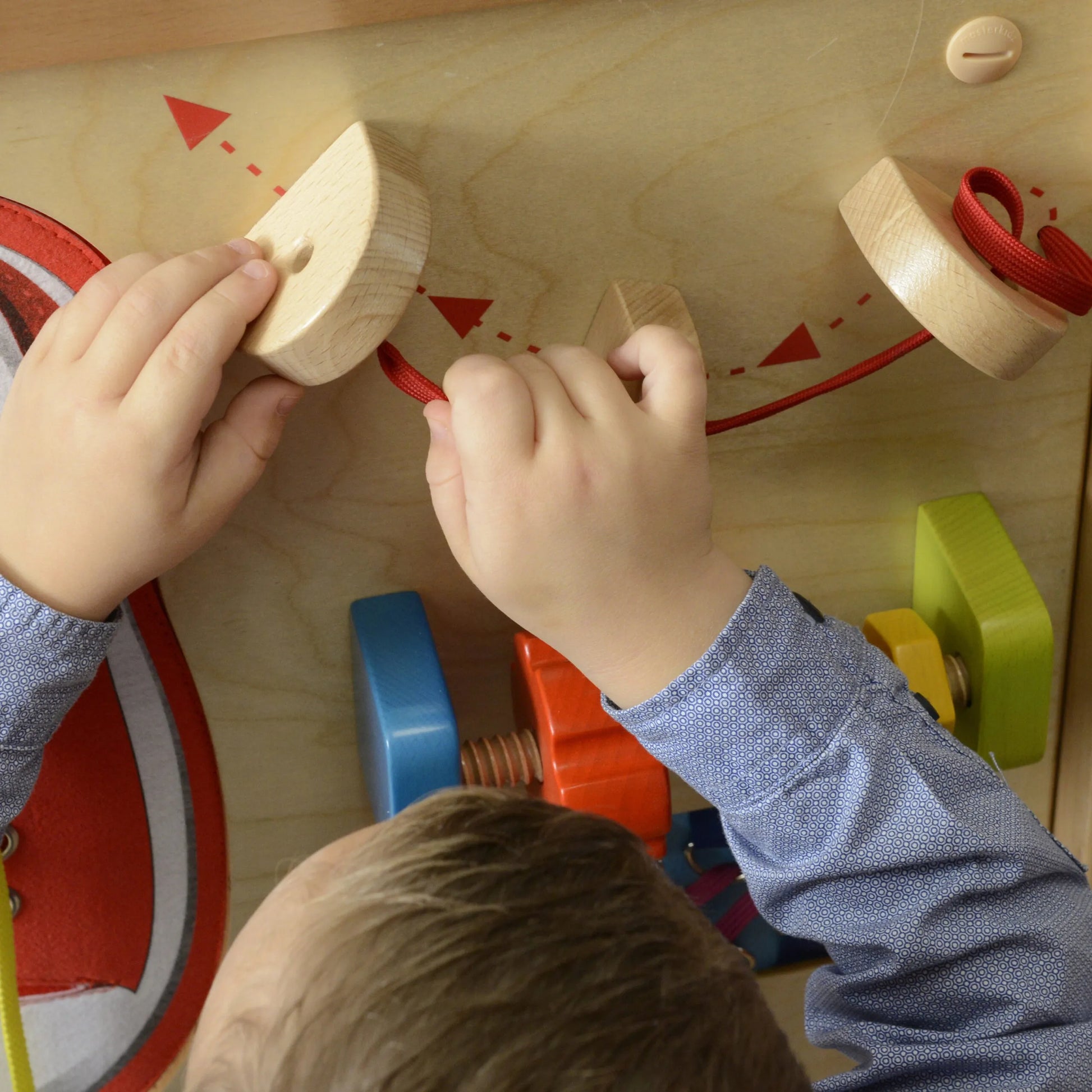 Masterkidz medinė edukacinė lenta „Rišimas, varstymas ir spalvotos formos“
