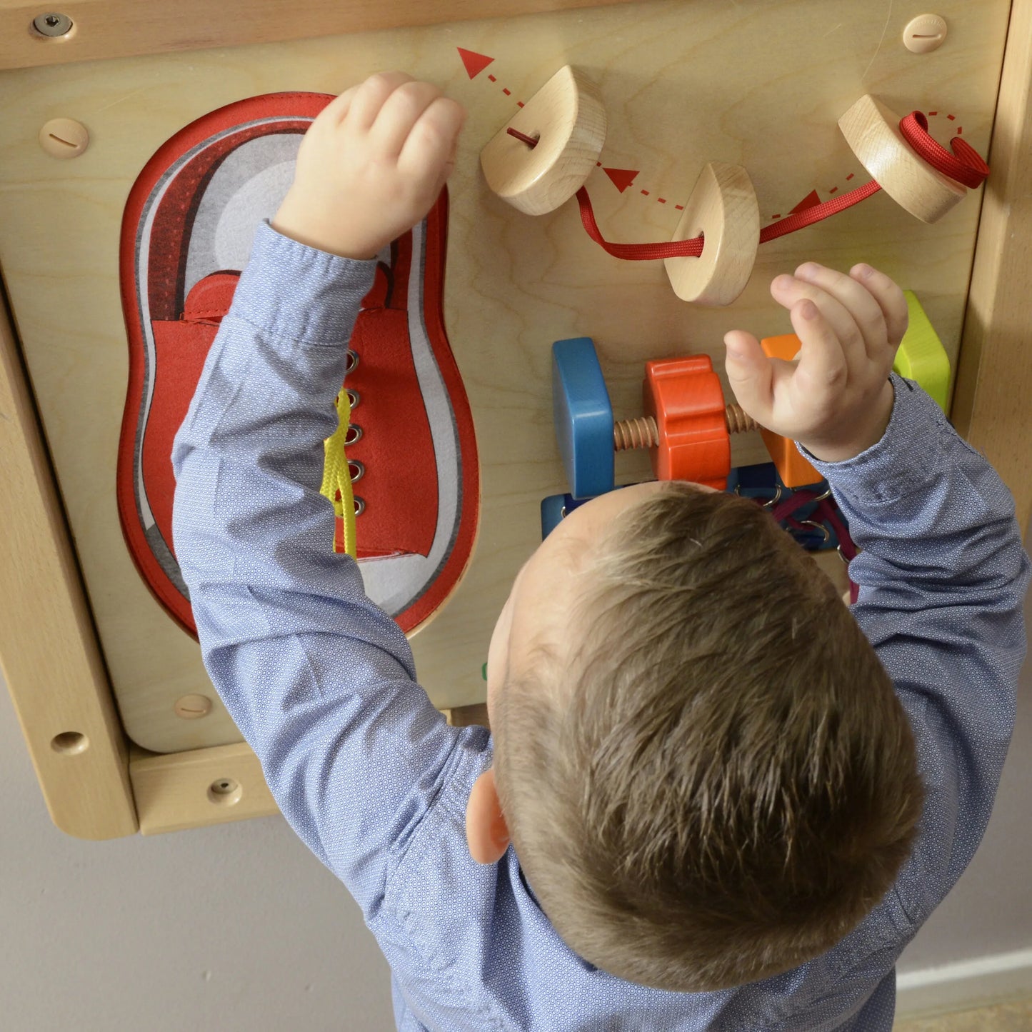 Masterkidz medinė edukacinė lenta „Rišimas, varstymas ir spalvotos formos“