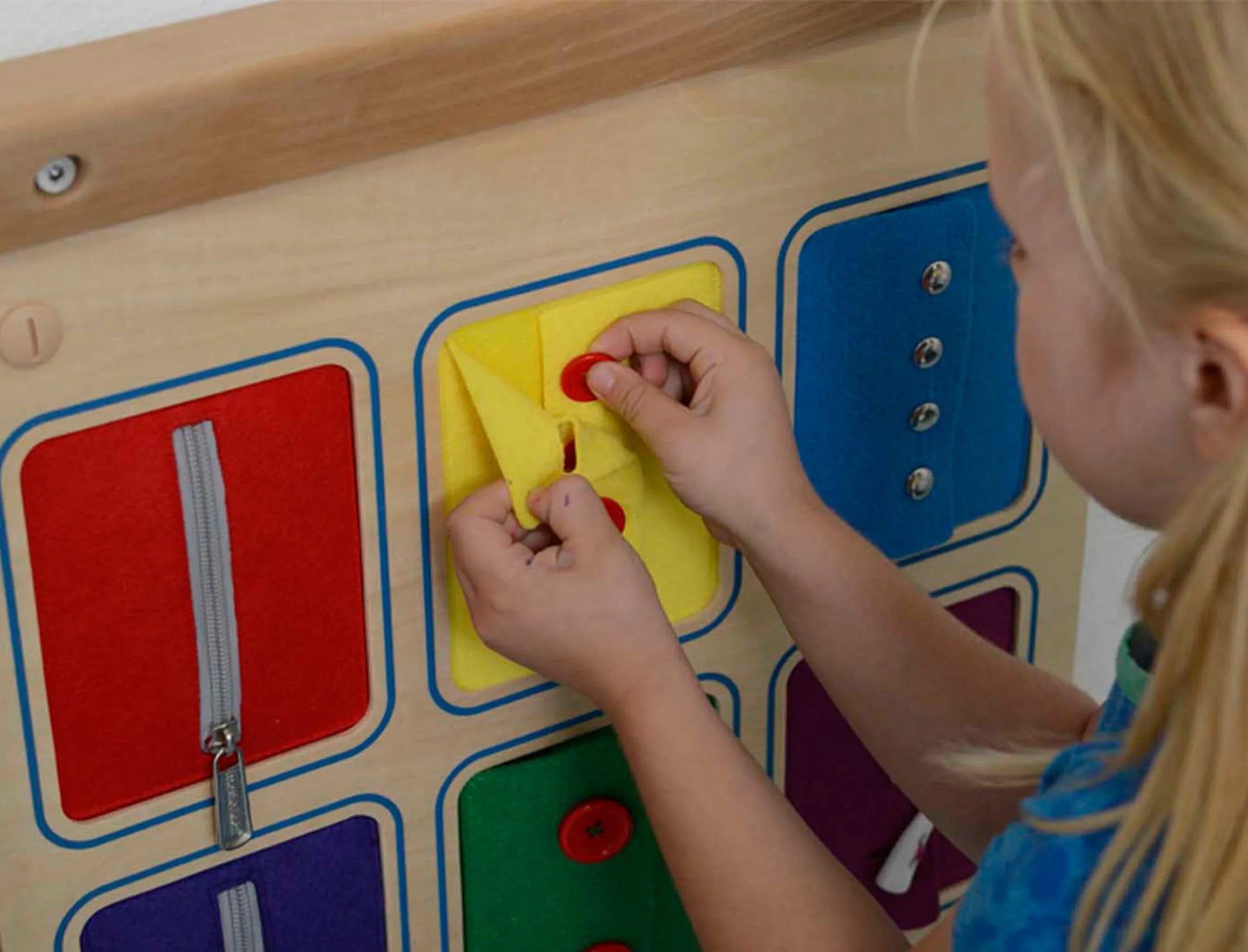 Masterkidz medinė edukacinė lenta „Užtrauktukai, sagos ir spaudės“