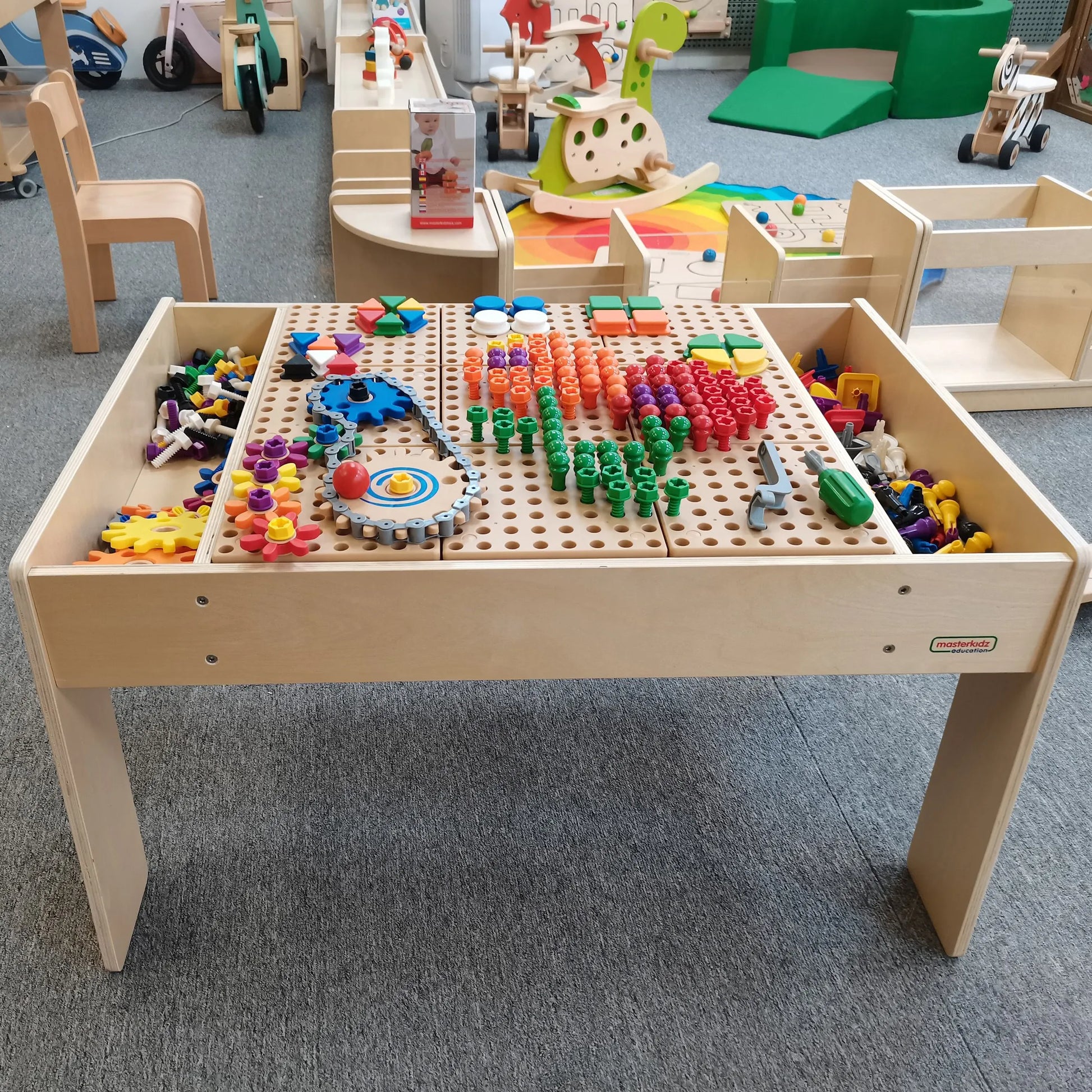 MASTERKIDZ medinis edukacinis stalas + STEM sienos priedai