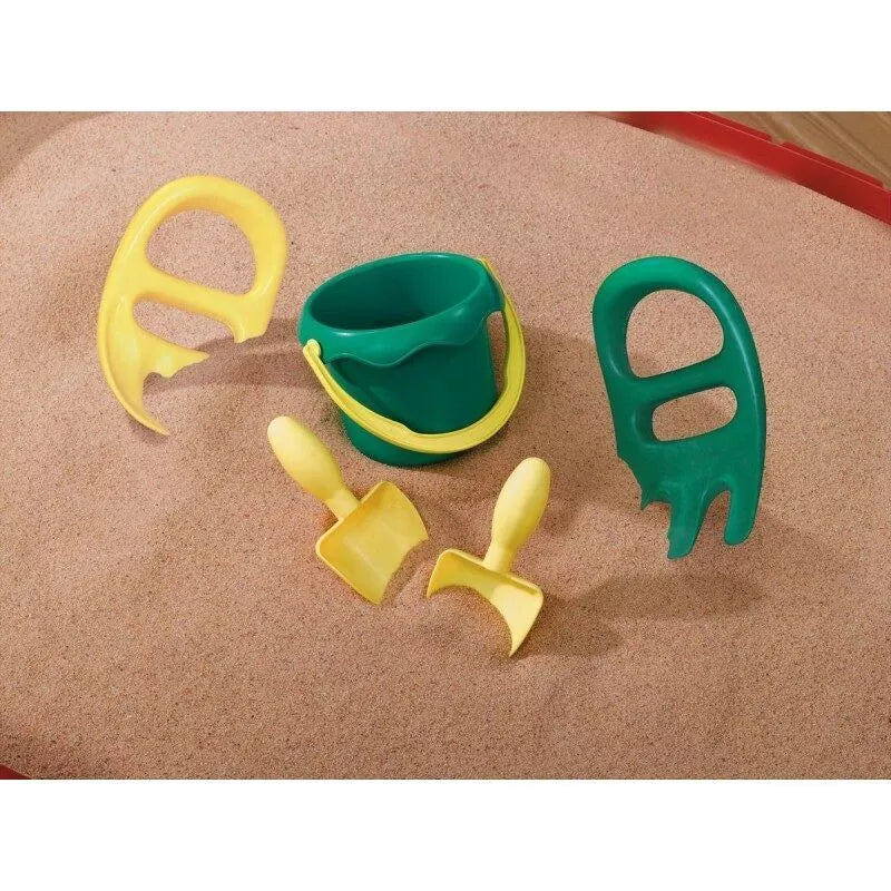 Didelis smėlio dėžės stalas su uždengtu automobilio takeliu