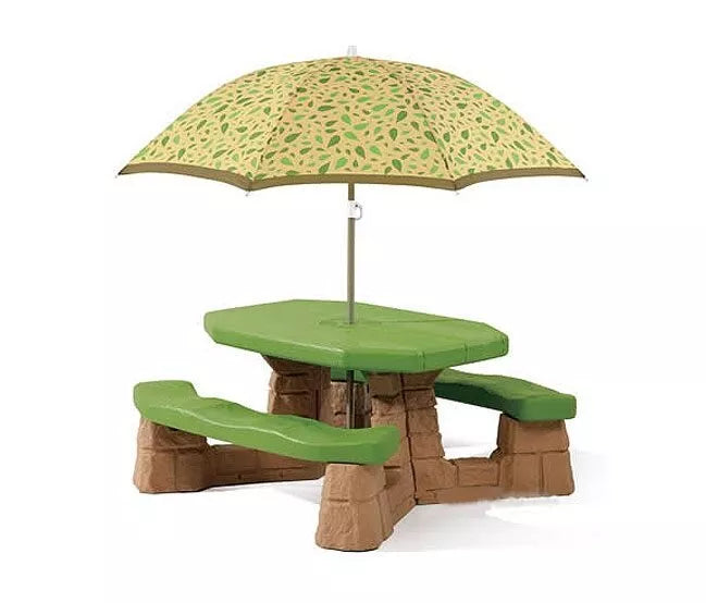 Pikniko stalas su skėčiu